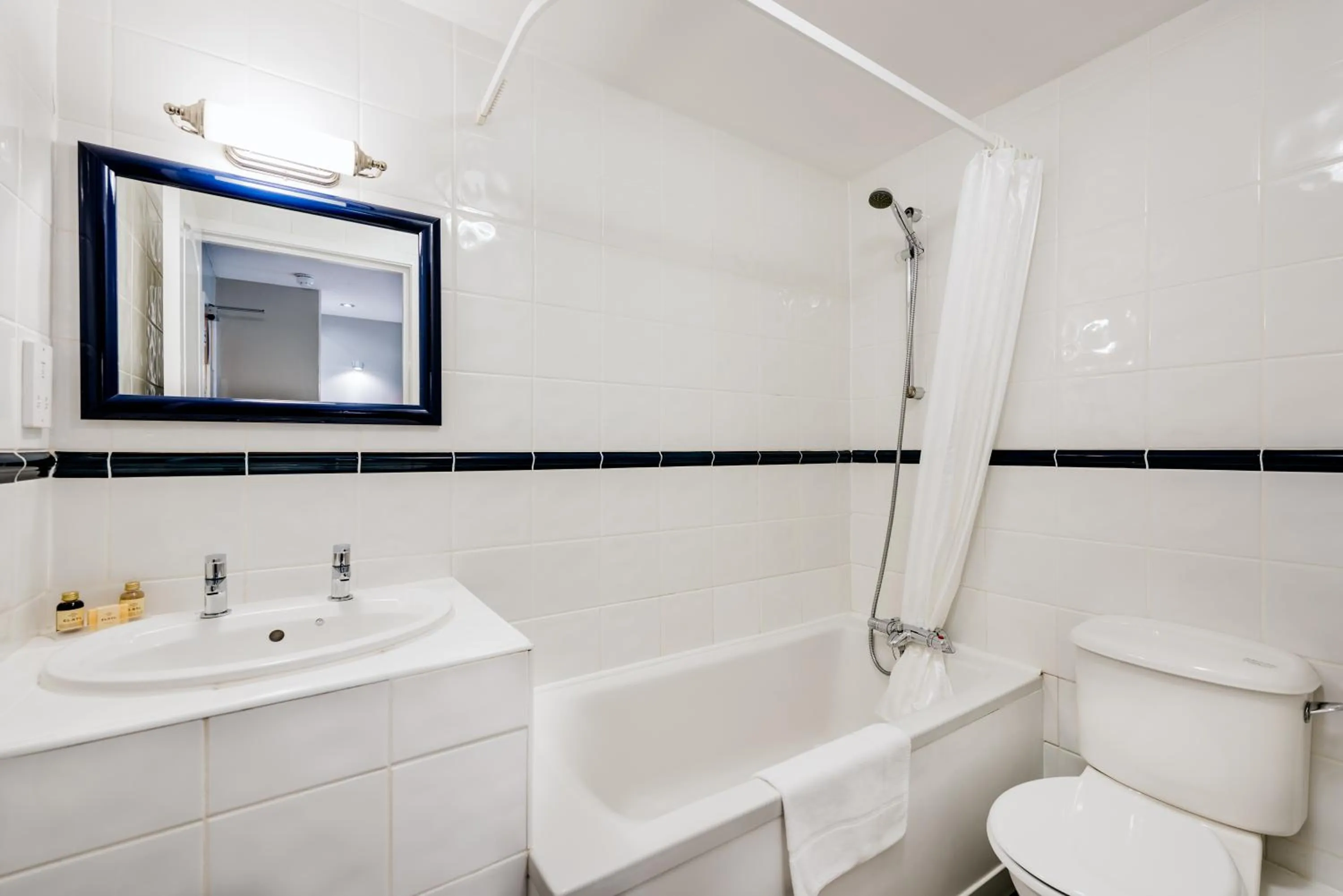 Bathroom in Mannings Hotel