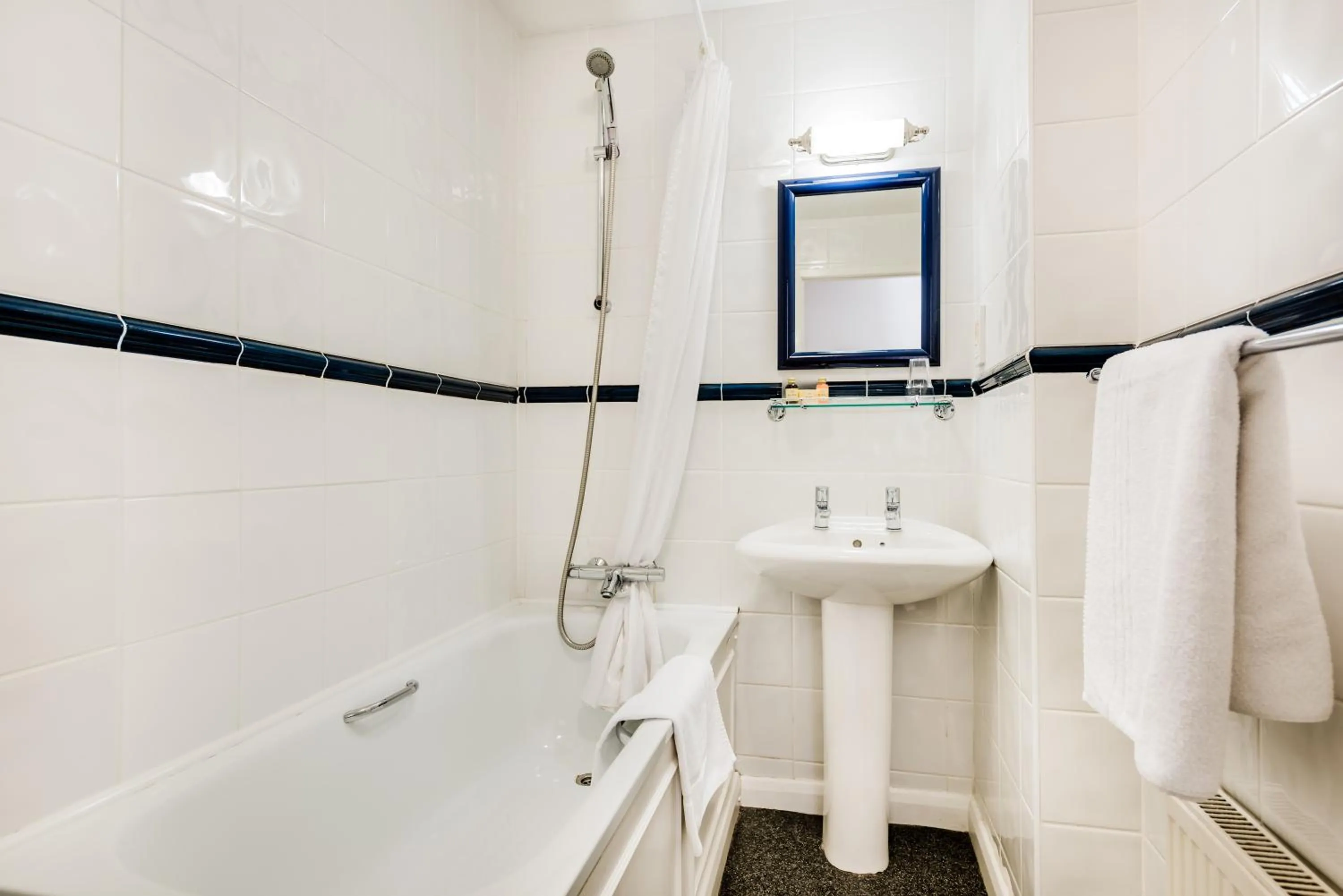 Bathroom in Mannings Hotel