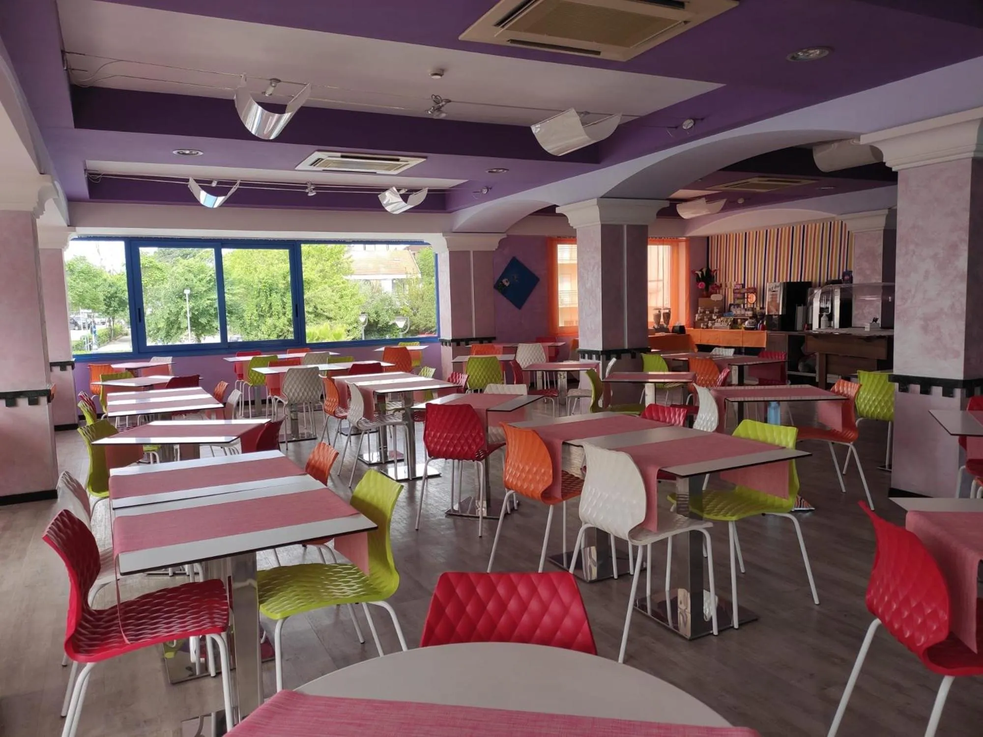 Restaurant/places to eat in Hotel Senior