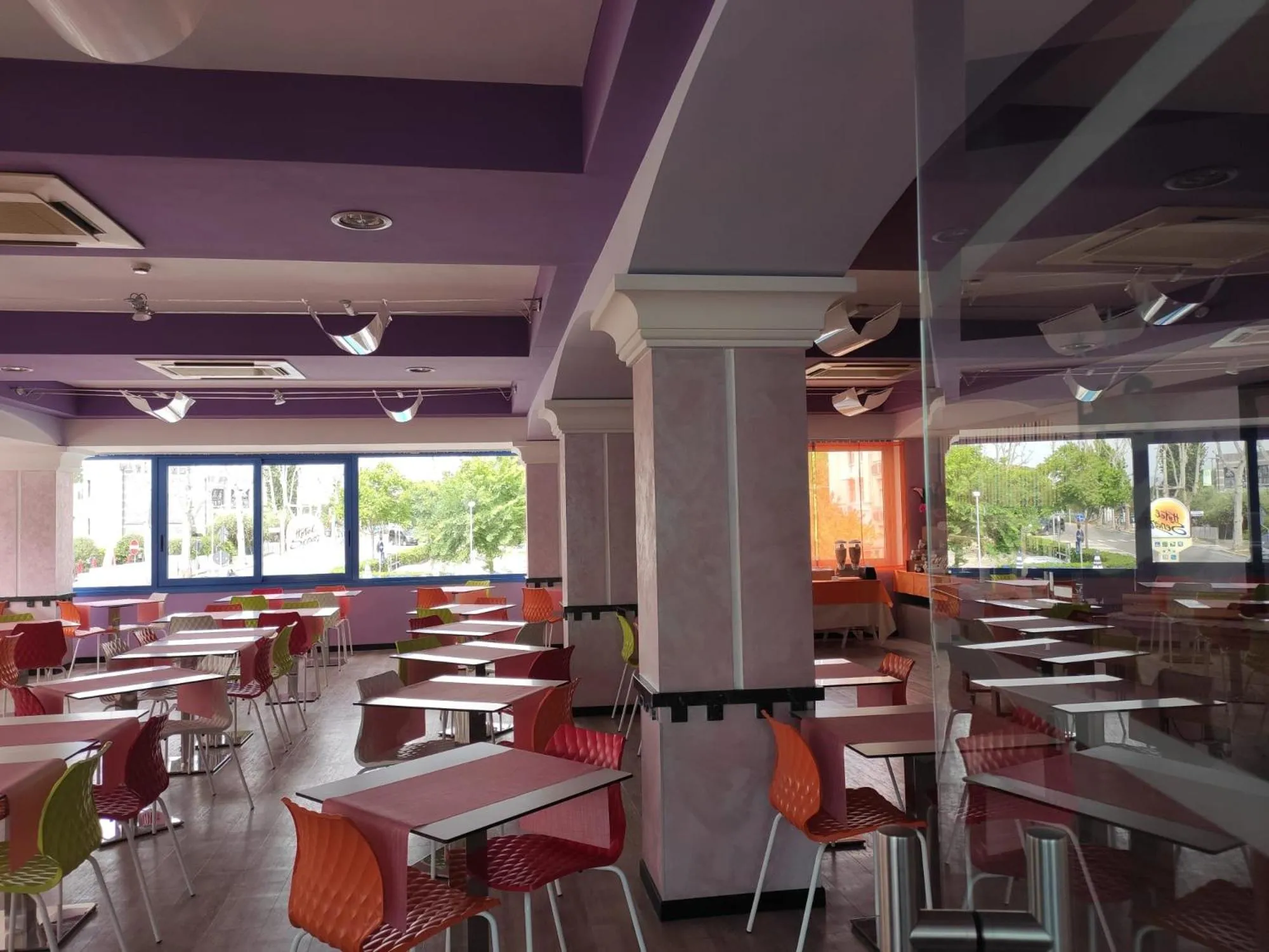 Restaurant/places to eat in Hotel Senior