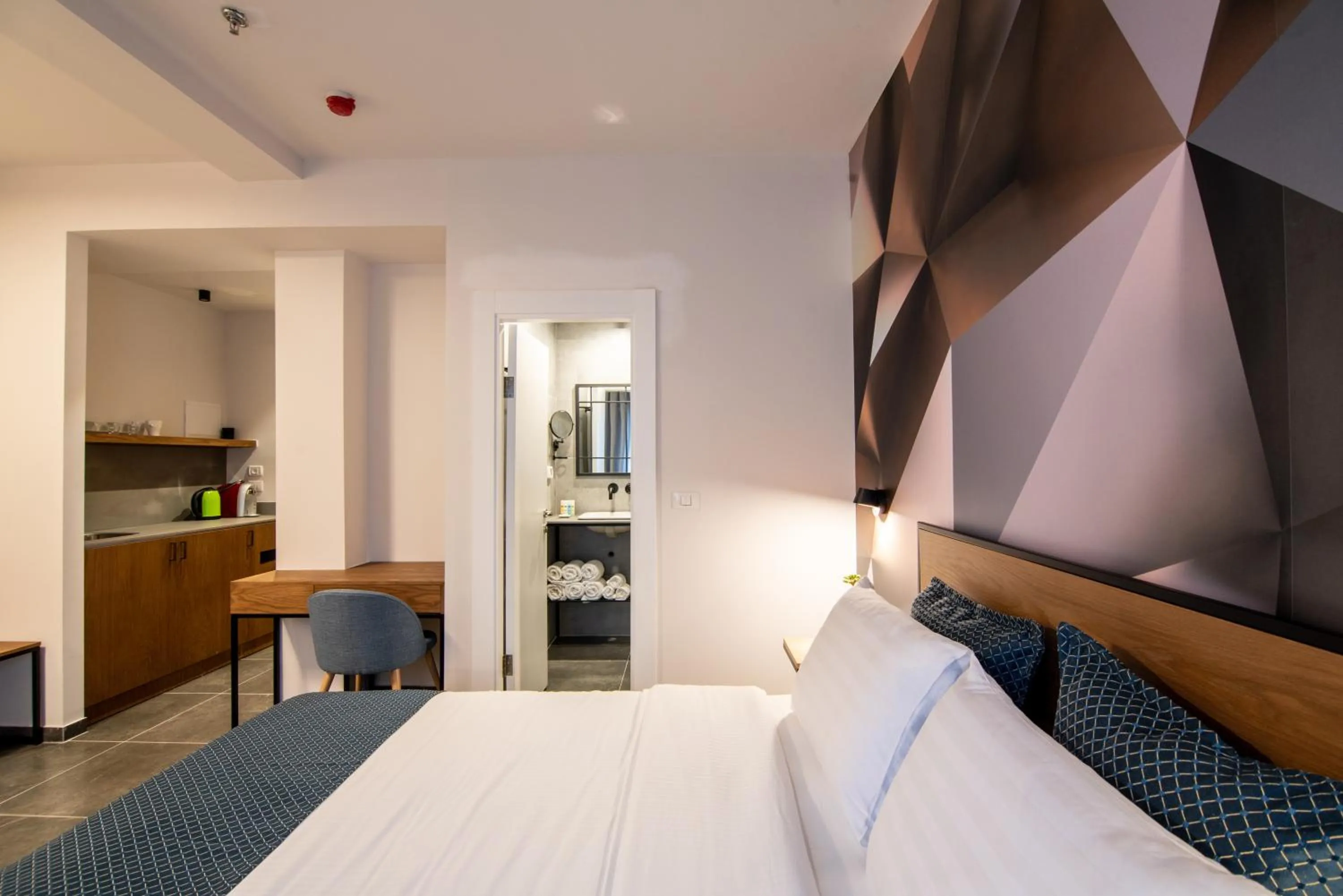 Kitchen or kitchenette, Bed in 27Montefiore - Urban ApartHotel TLV