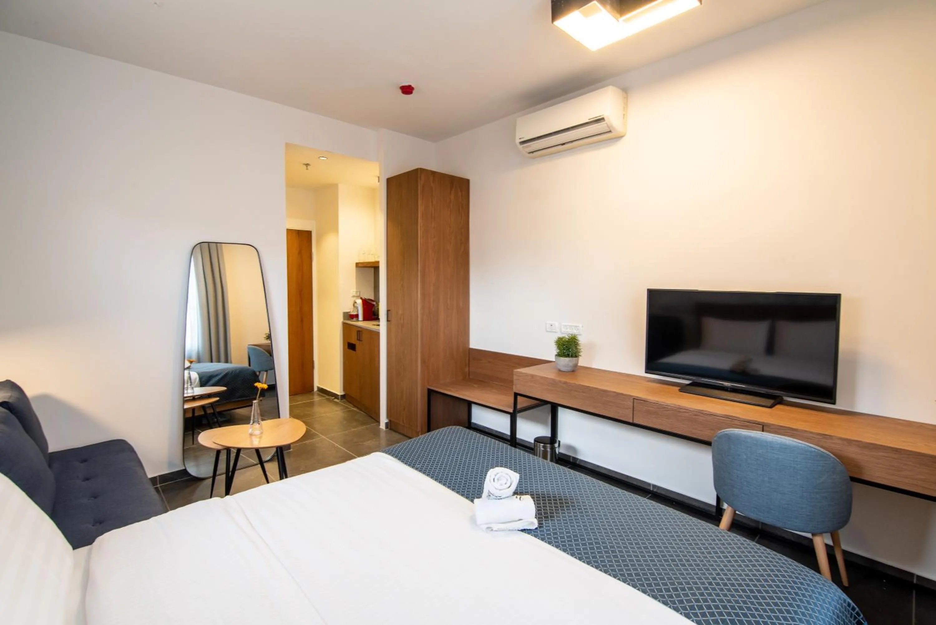 TV and multimedia, Bed in 27Montefiore - Urban ApartHotel TLV