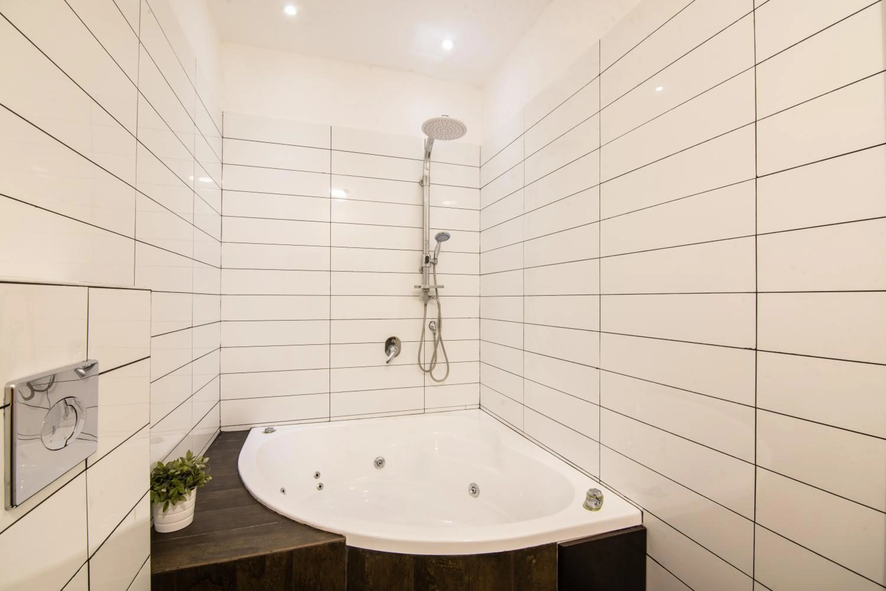 Hot Tub in 27Montefiore - Urban ApartHotel TLV