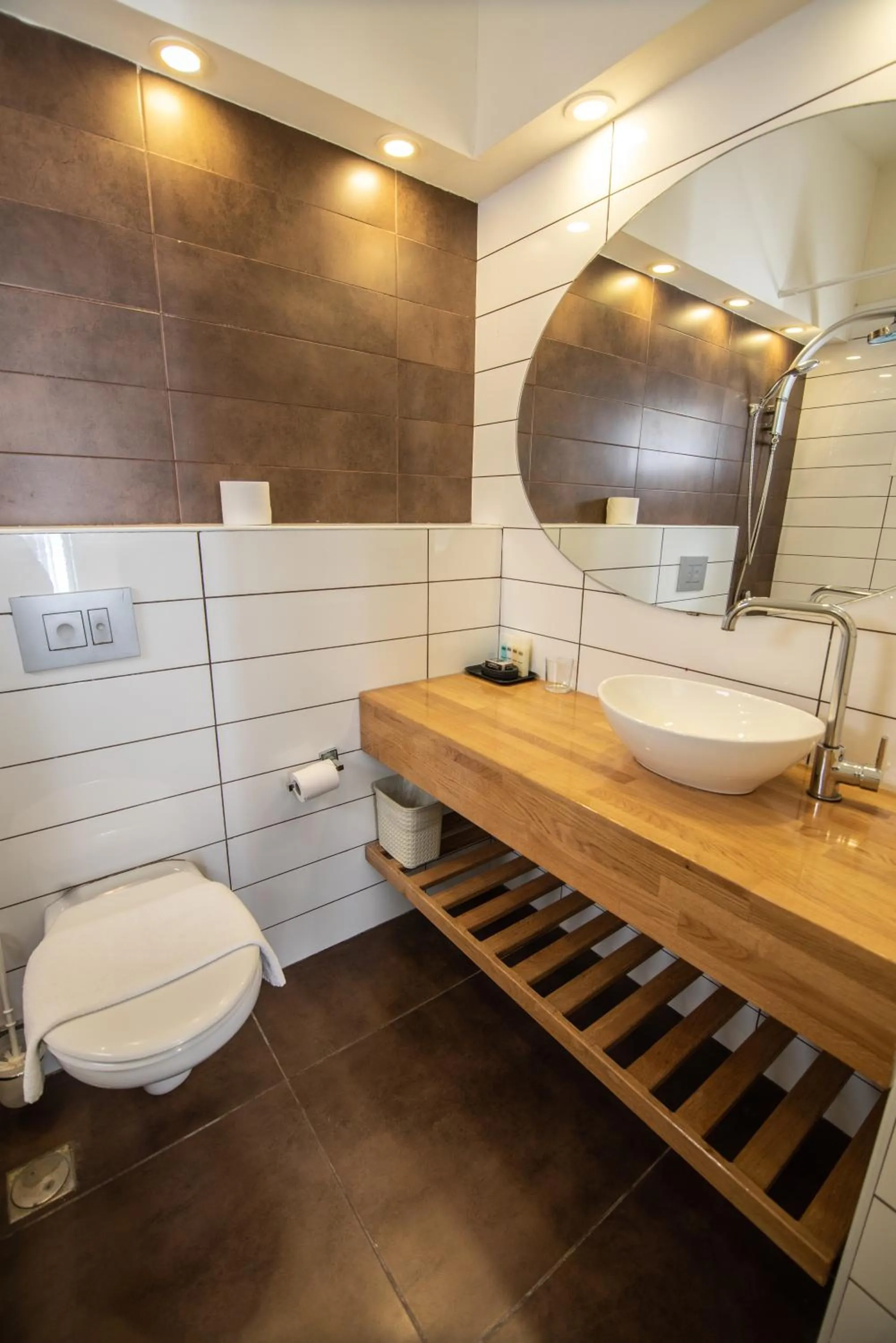 Toilet in 27Montefiore - Urban ApartHotel TLV