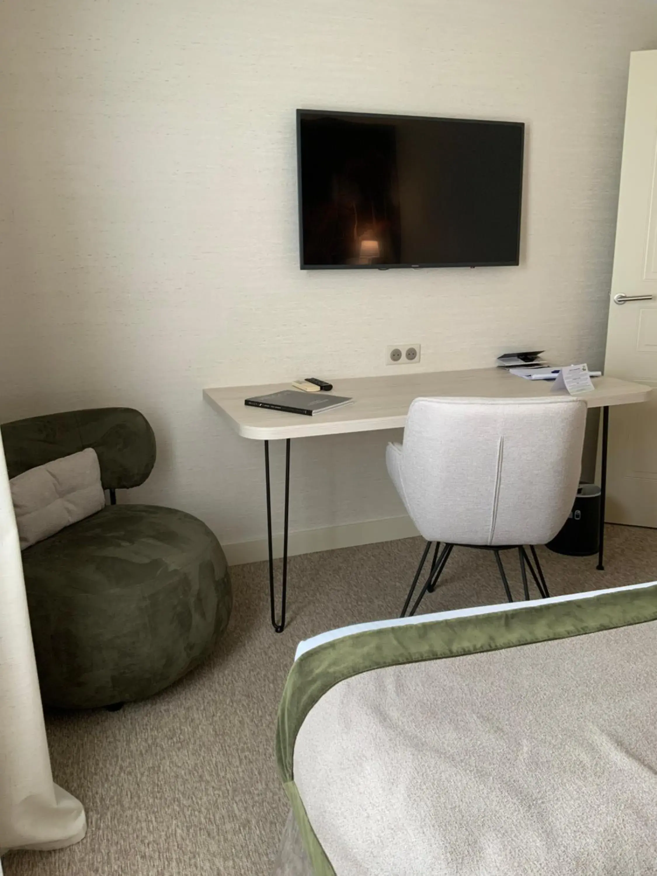 Standard Double Room in Le Renaissance Standard Double Room in Le Renaissance