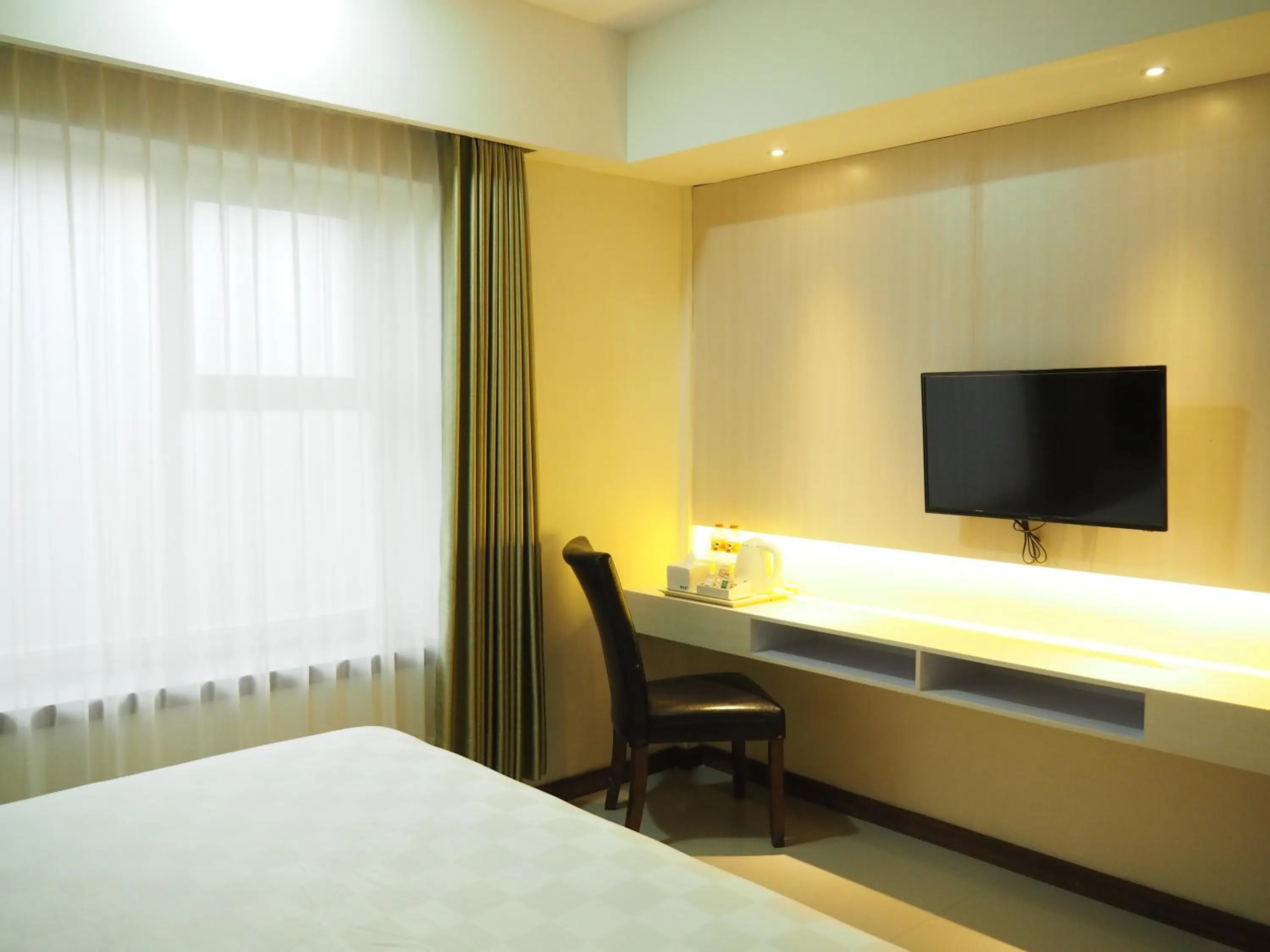 TV and multimedia, Bed in Luminor Hotel Banyuwangi By WH