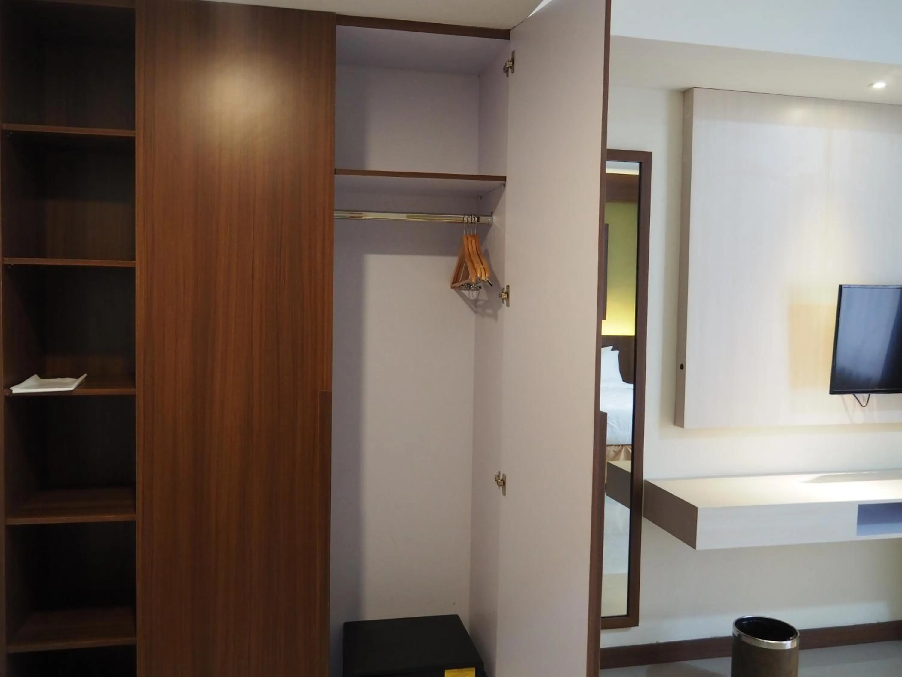 Communal lounge/ TV room in Luminor Hotel Banyuwangi By WH