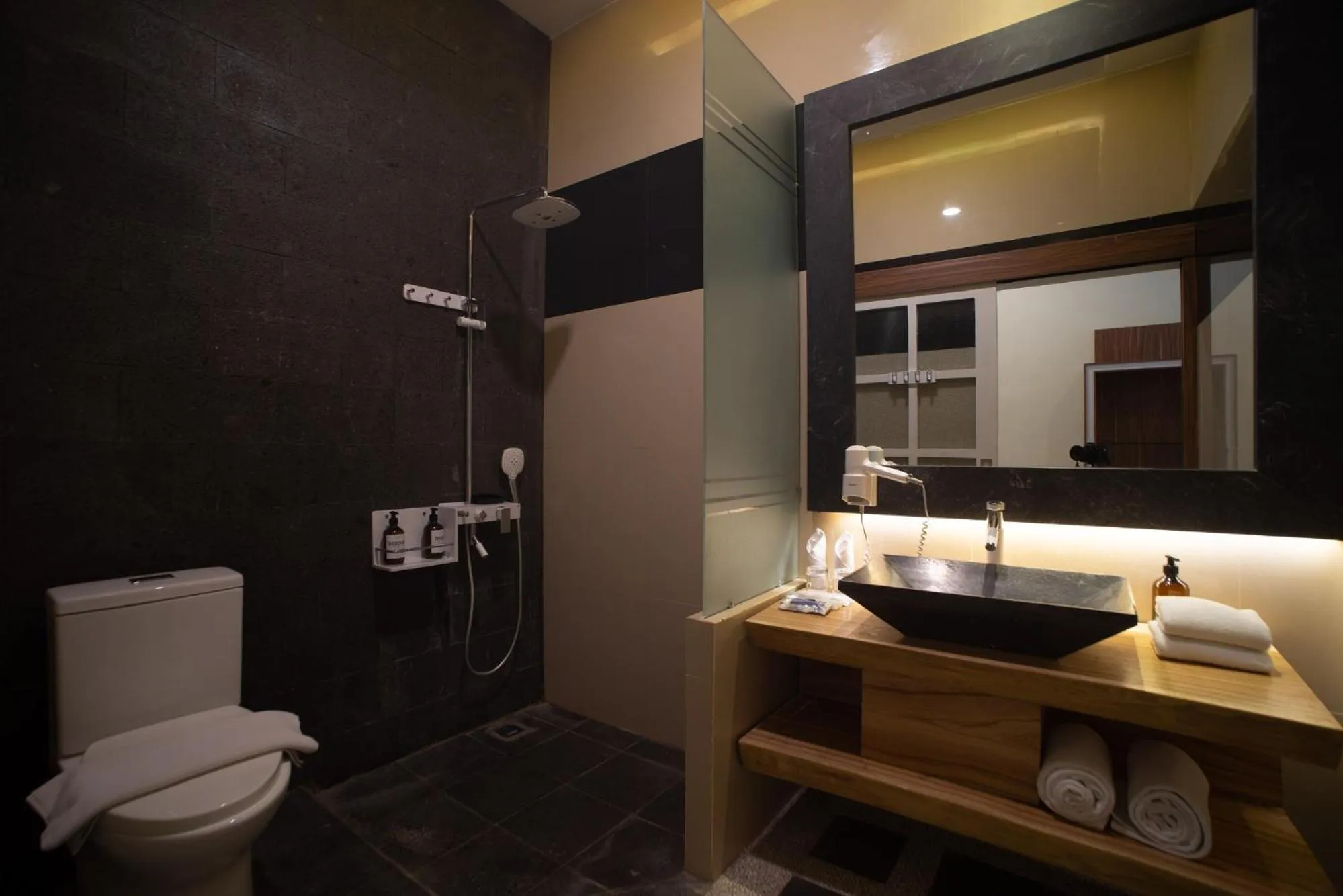 Bathroom in Luminor Hotel Banyuwangi By WH