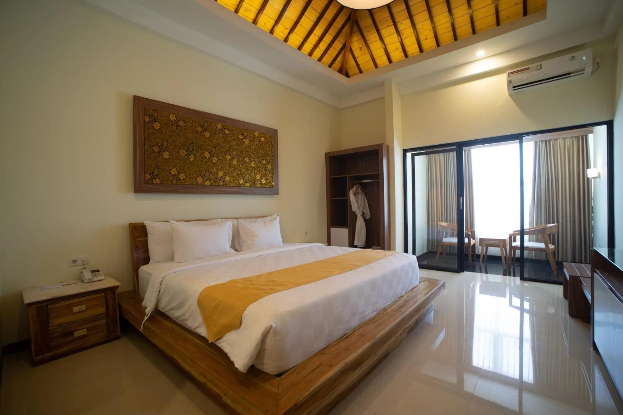 Bedroom, Bed in Luminor Hotel Banyuwangi By WH