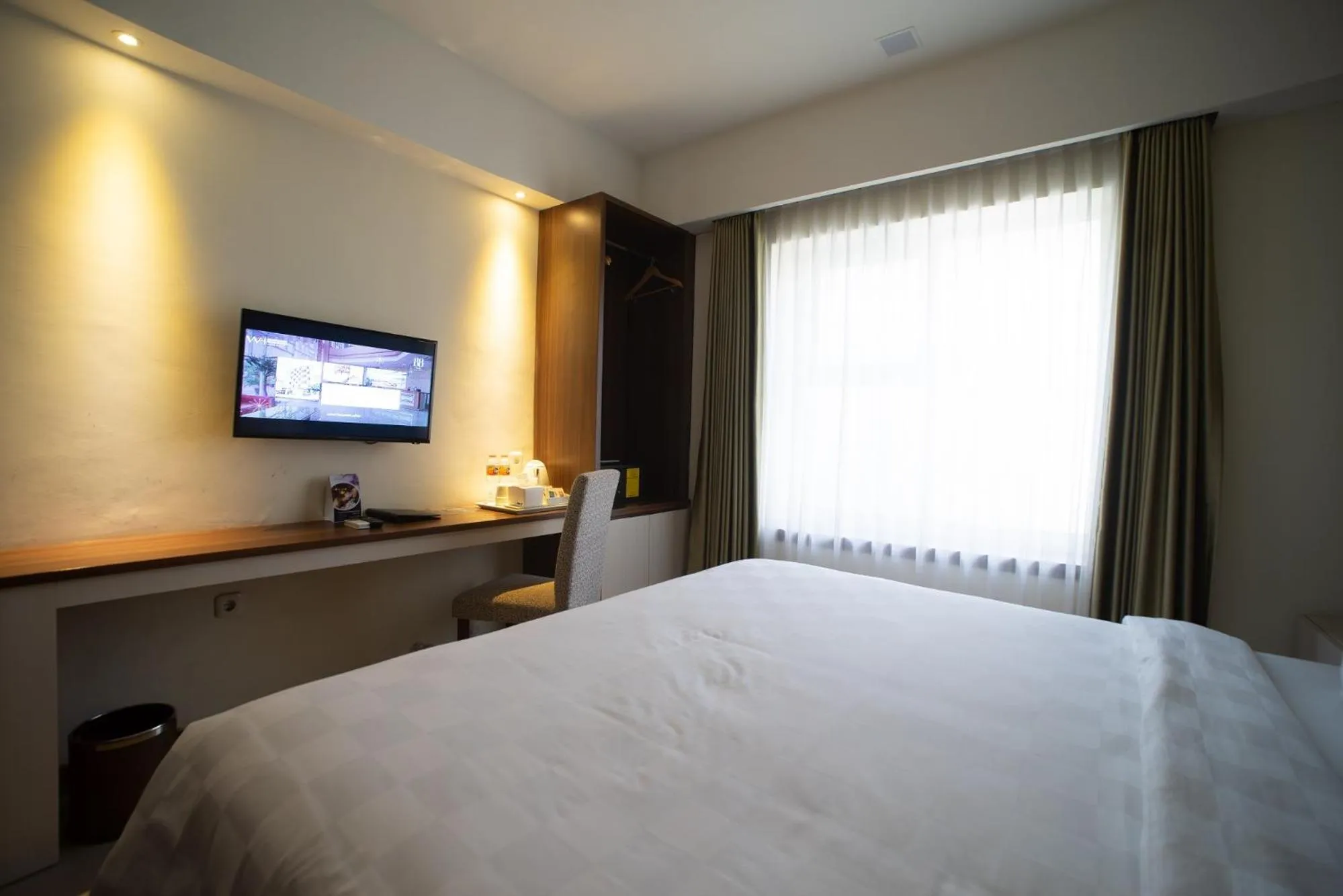 Bedroom, Bed in Luminor Hotel Banyuwangi By WH