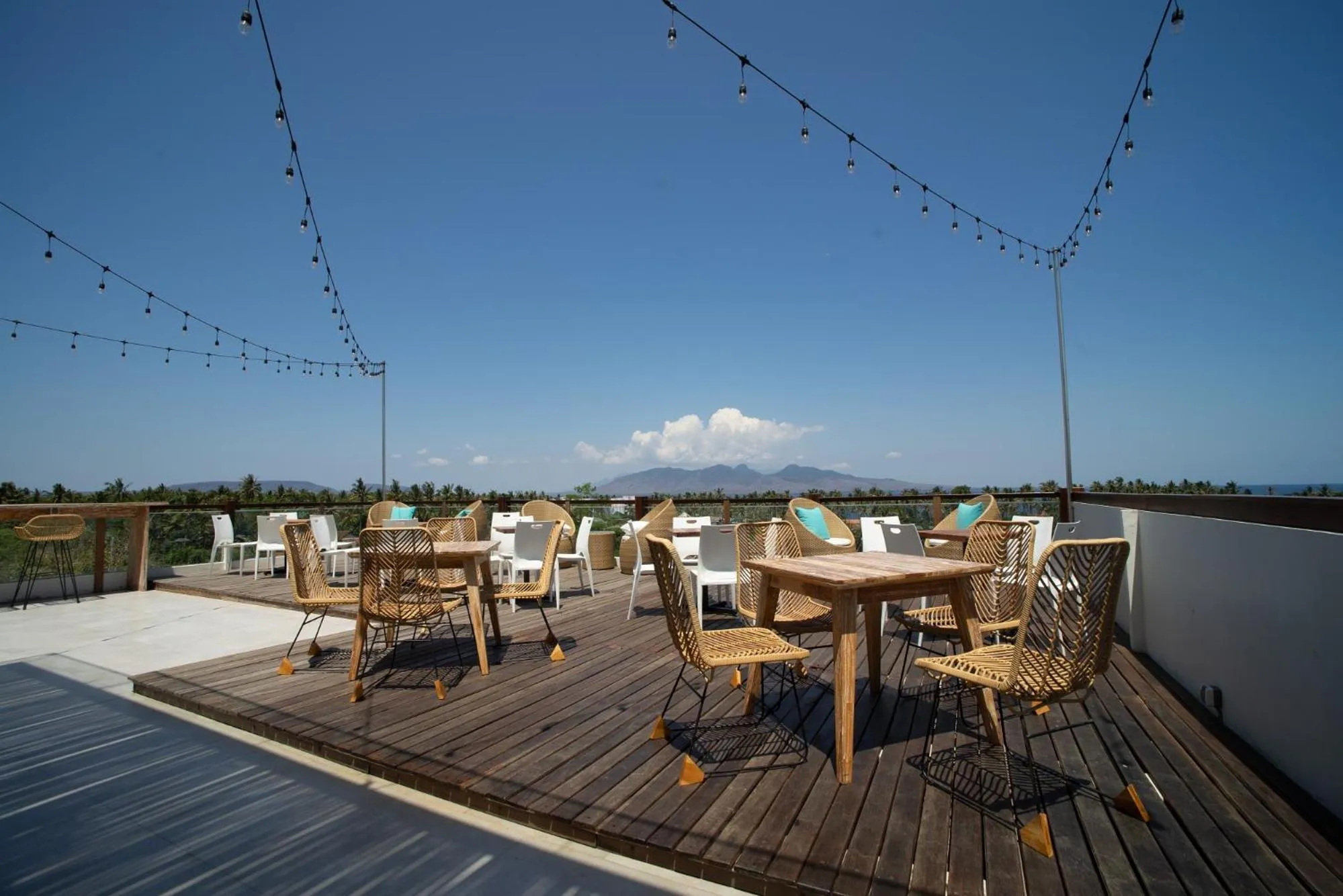 Lounge or bar in Luminor Hotel Banyuwangi By WH