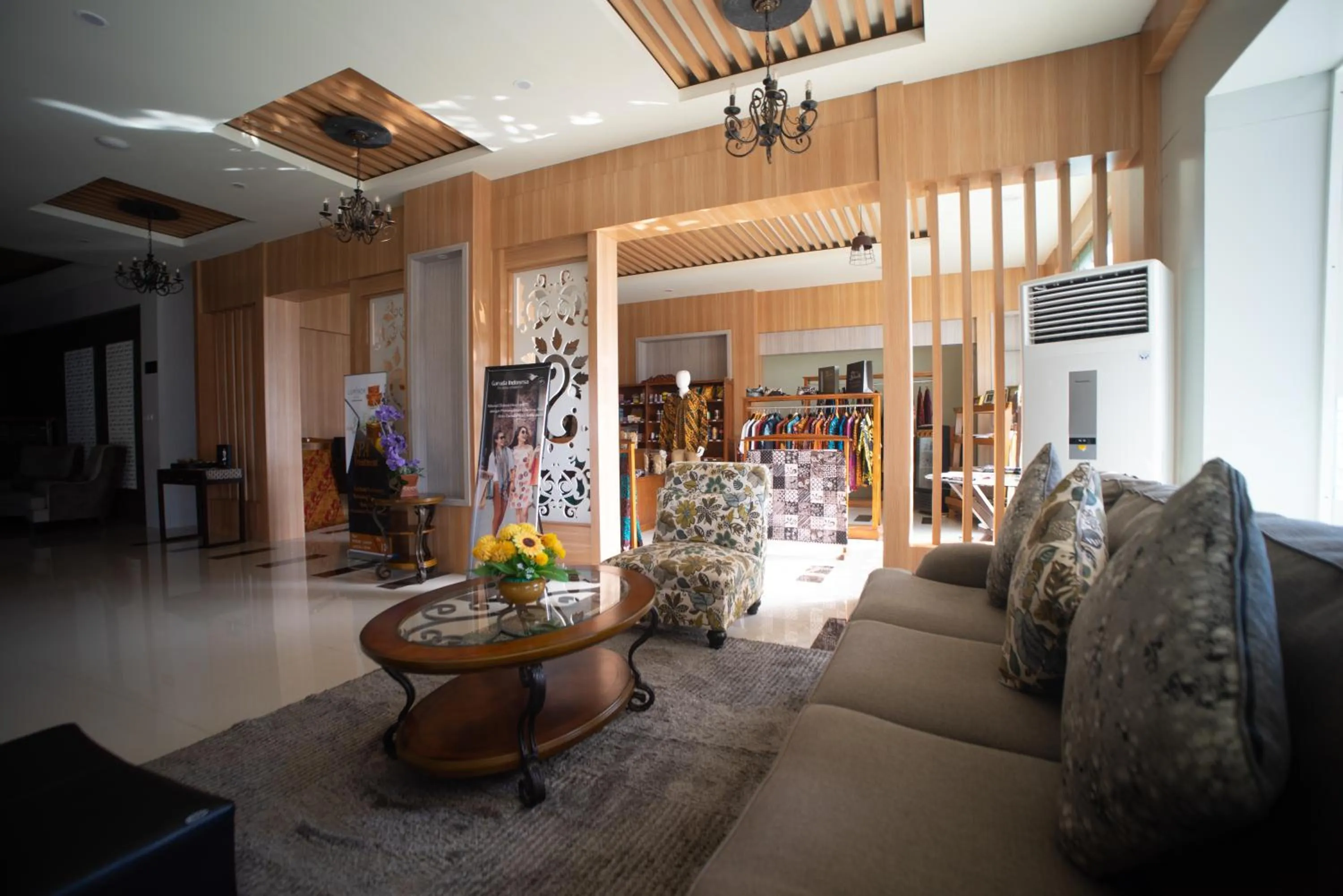 Seating area in Luminor Hotel Banyuwangi By WH