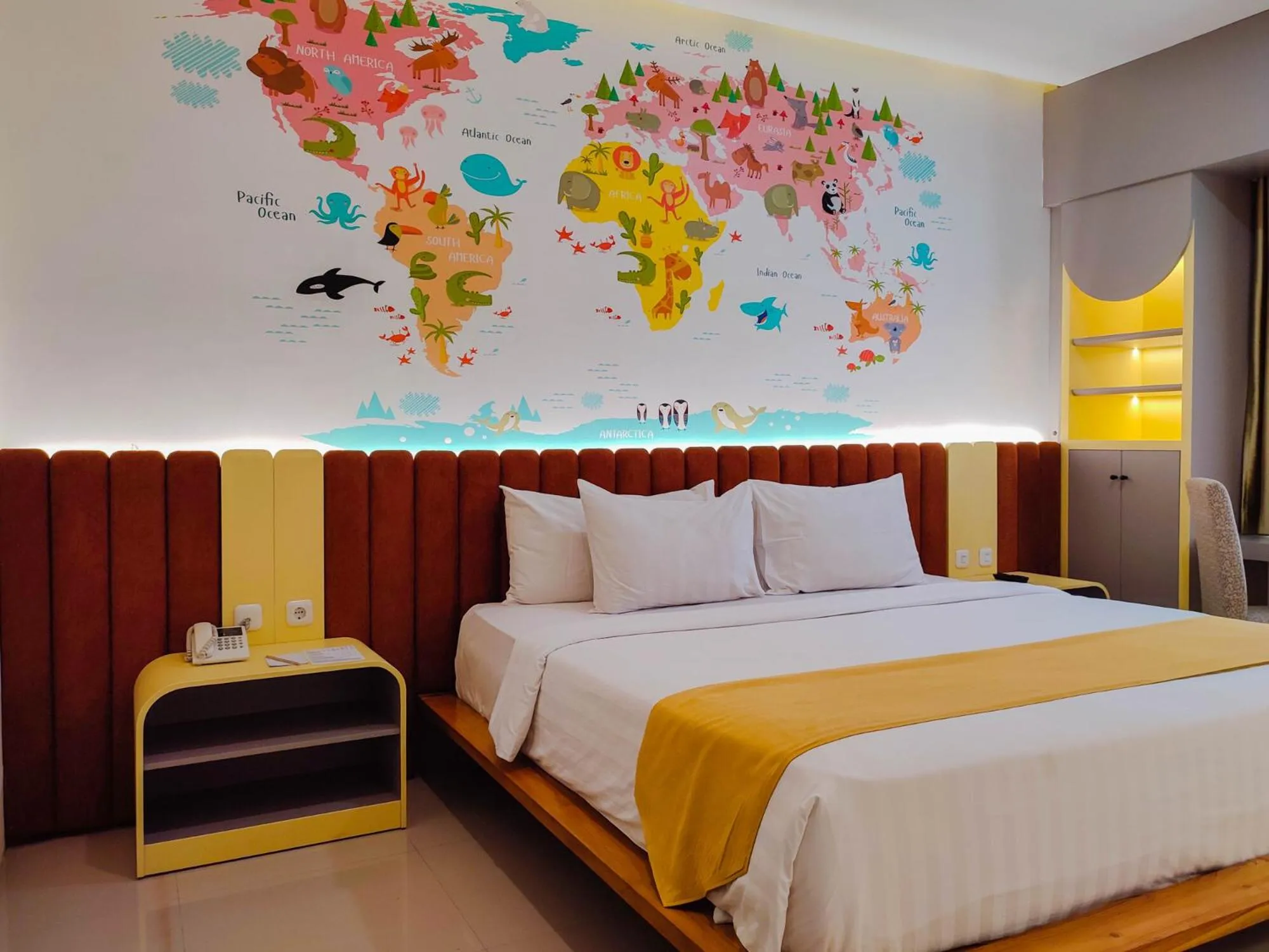 Bedroom, Bed in Luminor Hotel Banyuwangi By WH