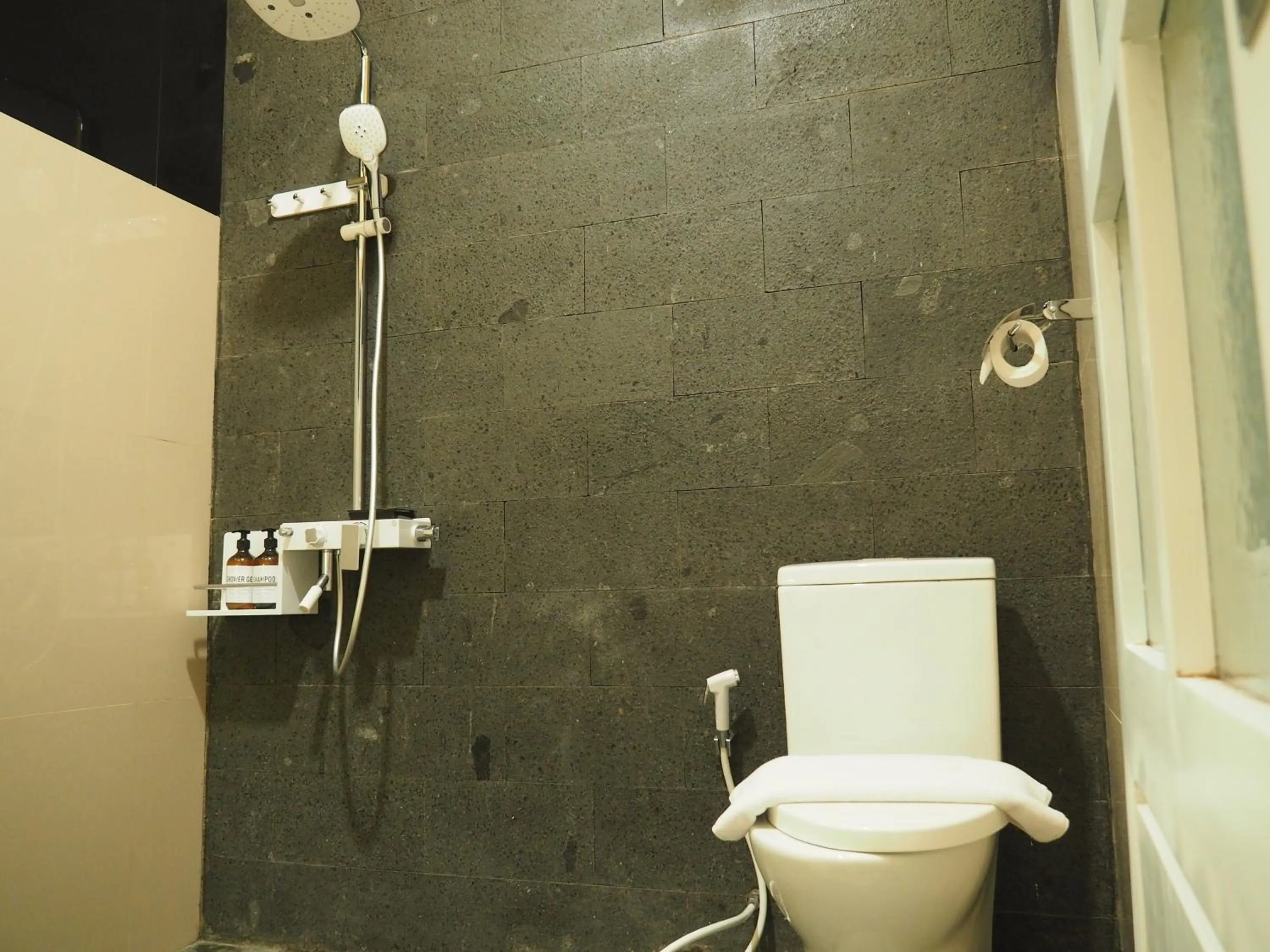 Shower in Luminor Hotel Banyuwangi By WH