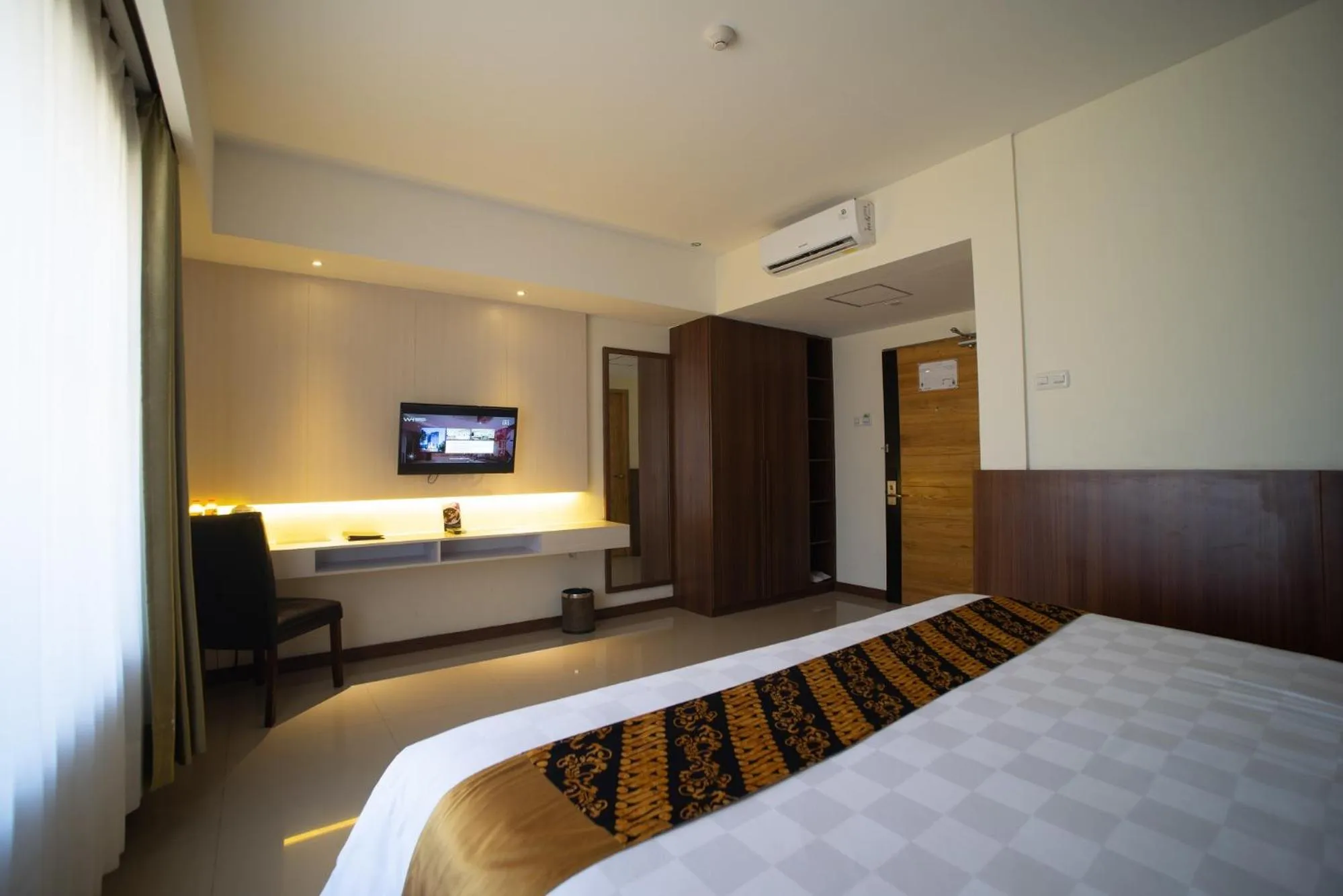 Bedroom, Bed in Luminor Hotel Banyuwangi By WH