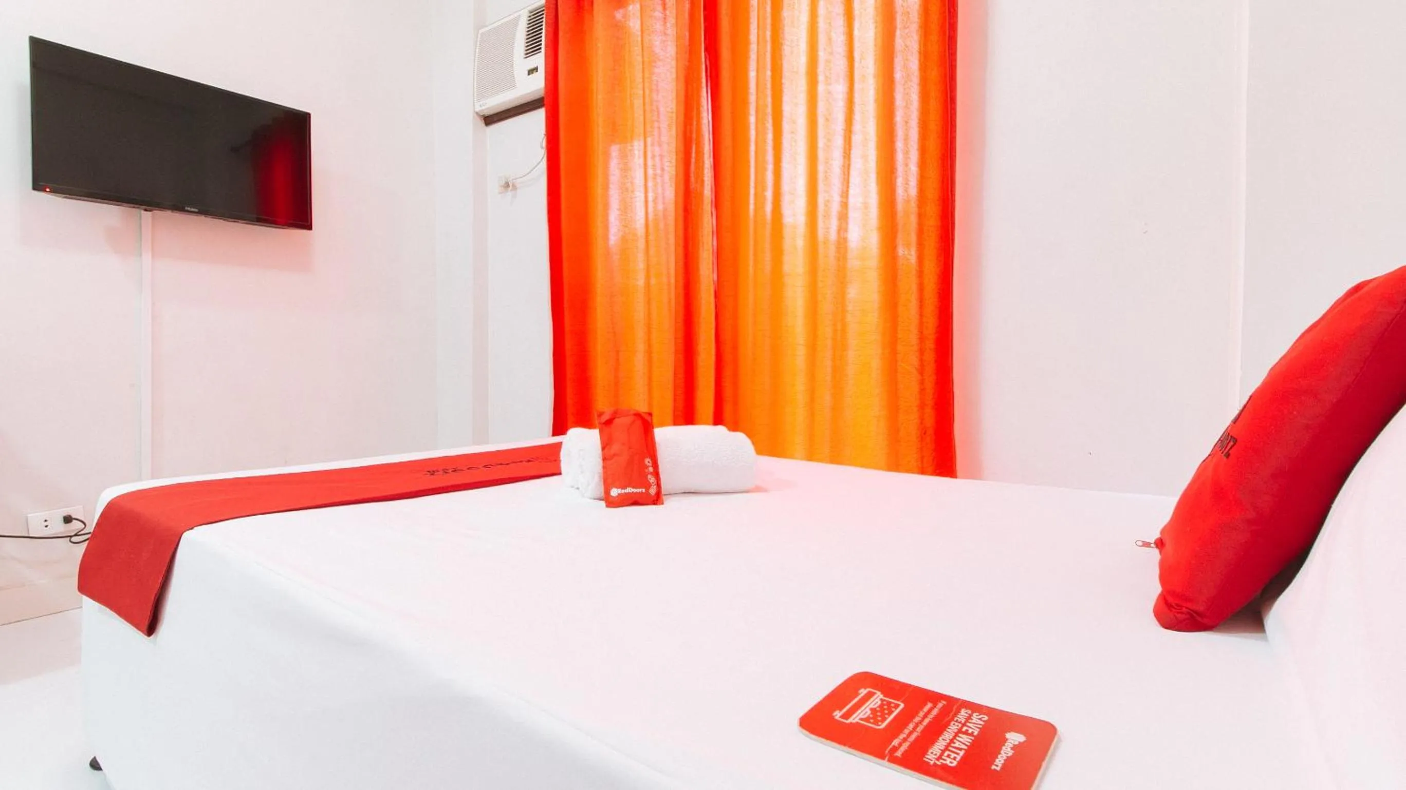 Bed in RedDoorz near NAIA Terminal 1