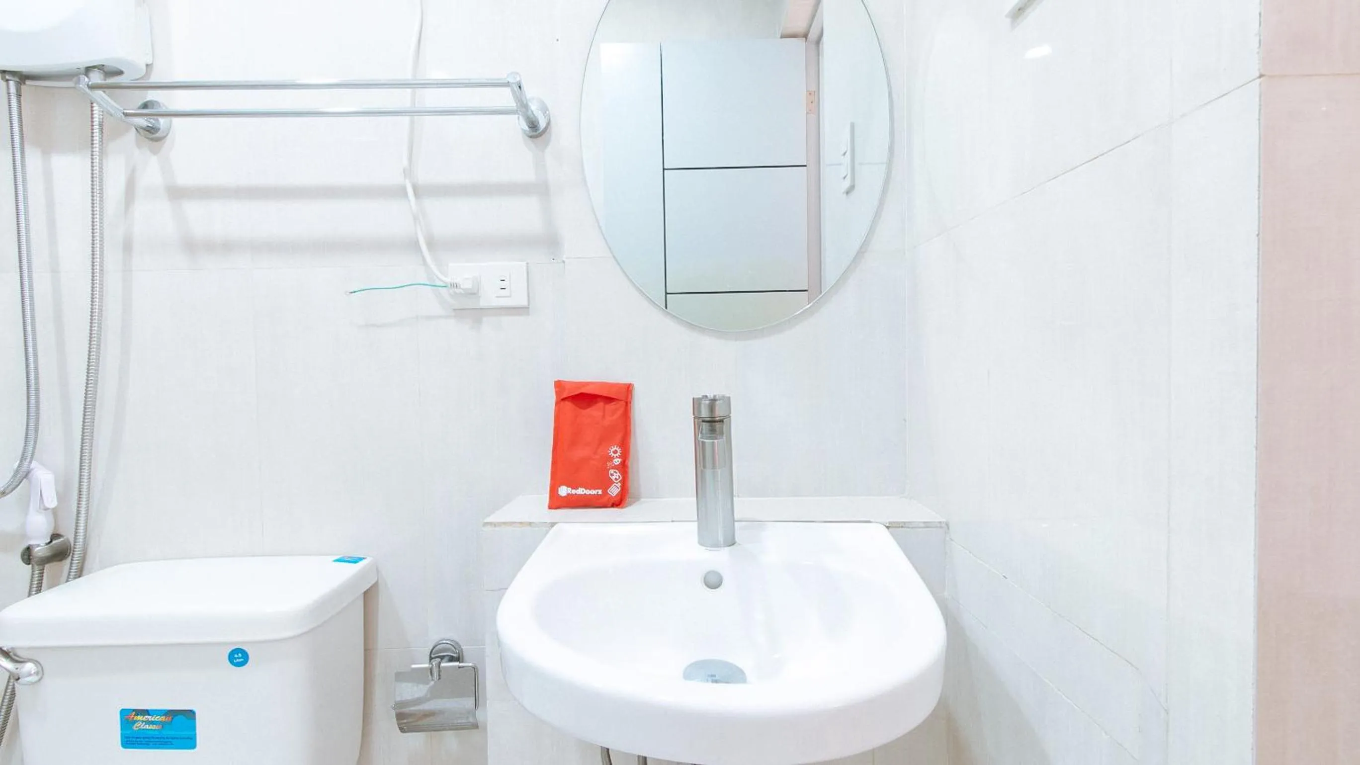 Bathroom in RedDoorz near NAIA Terminal 1