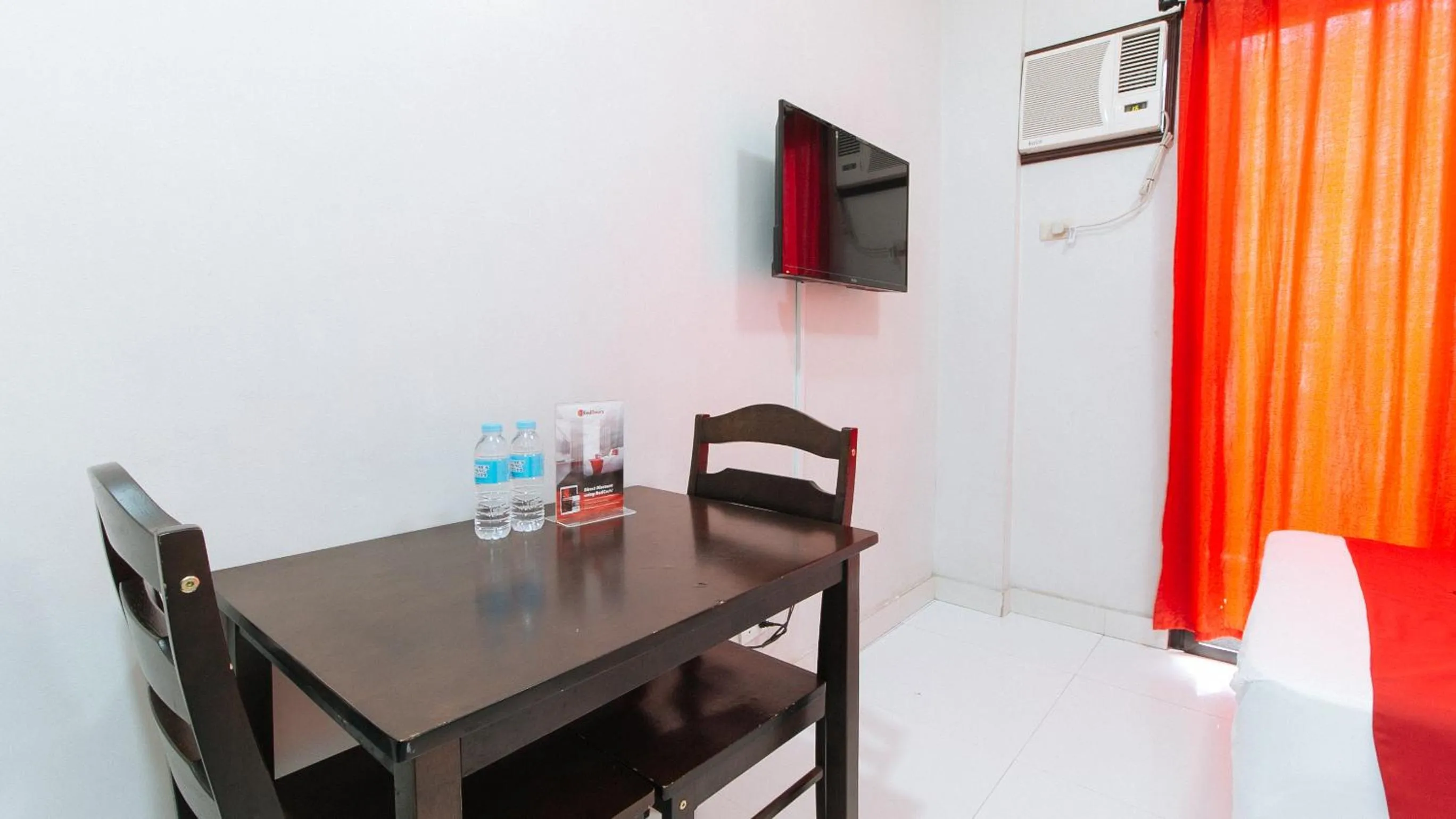 Communal lounge/ TV room in RedDoorz near NAIA Terminal 1