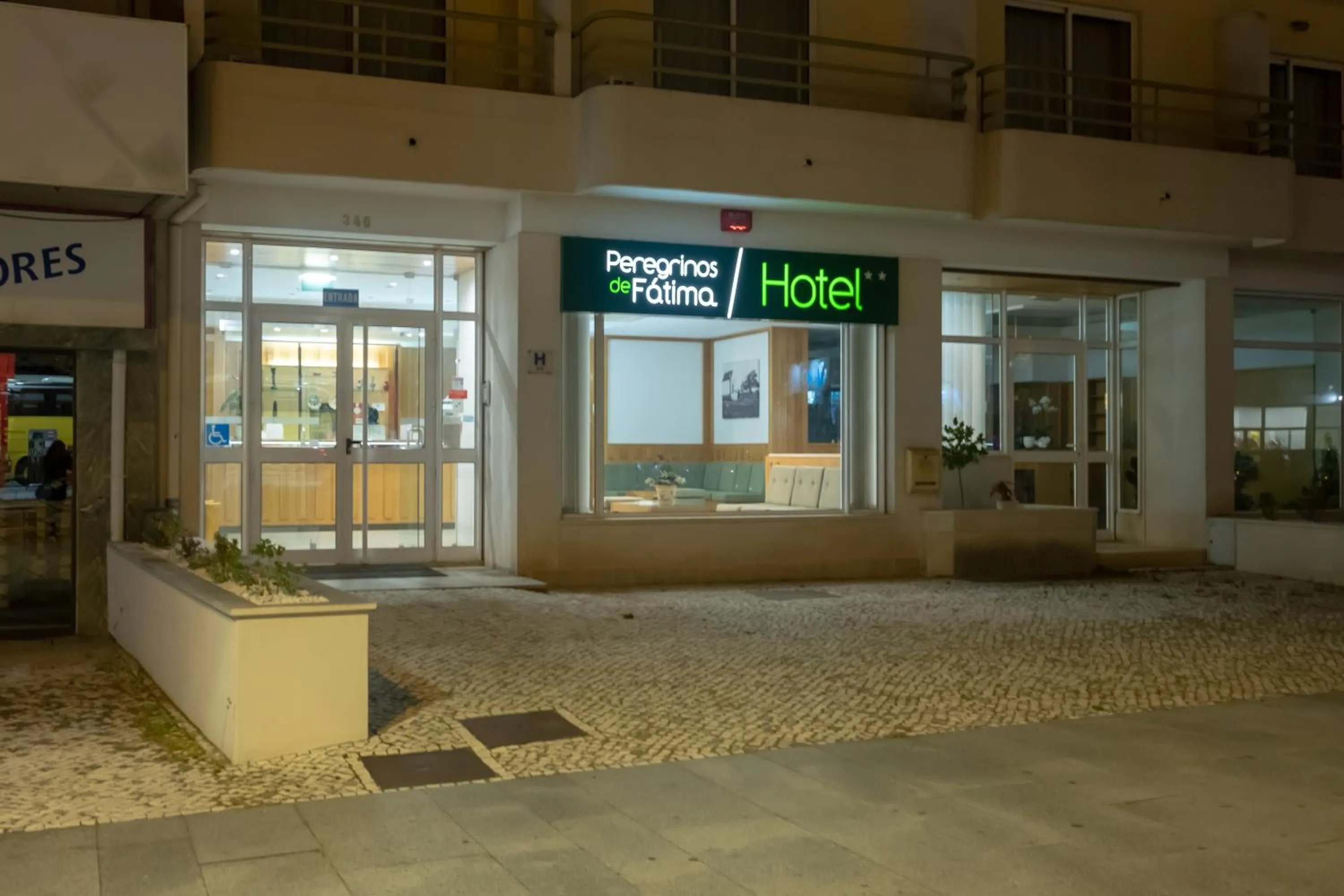 Facade/entrance in Hotel Peregrinos de Fatima by Umbral