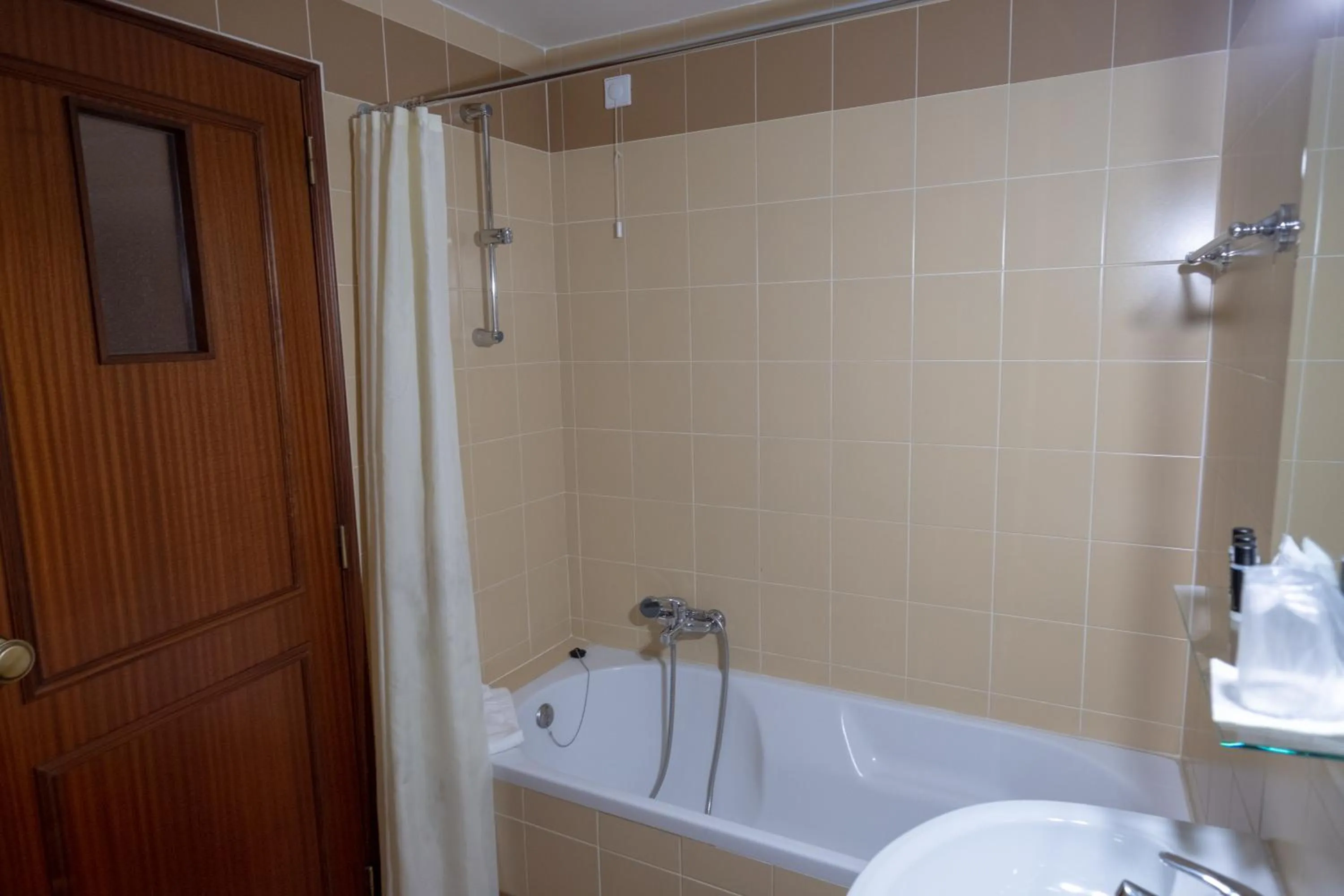 Toilet in Hotel Peregrinos de Fatima by Umbral