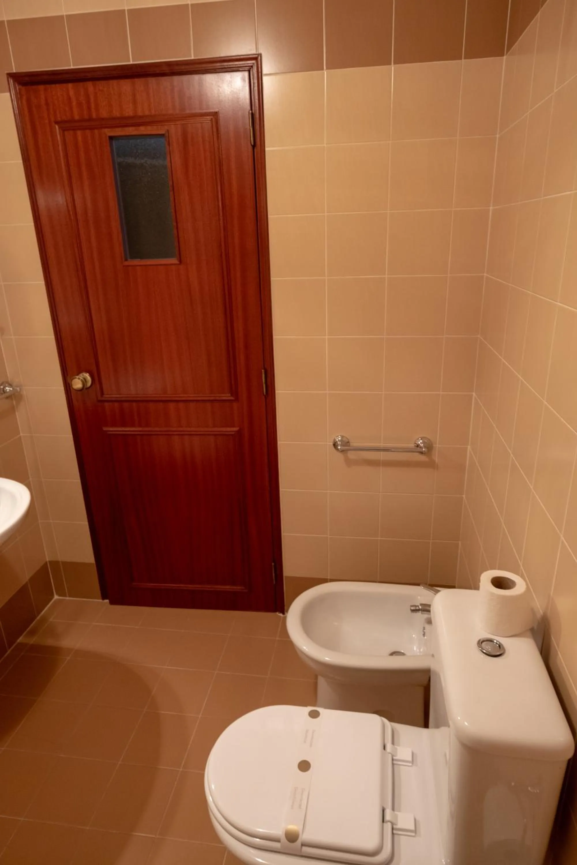 Toilet in Hotel Peregrinos de Fatima by Umbral