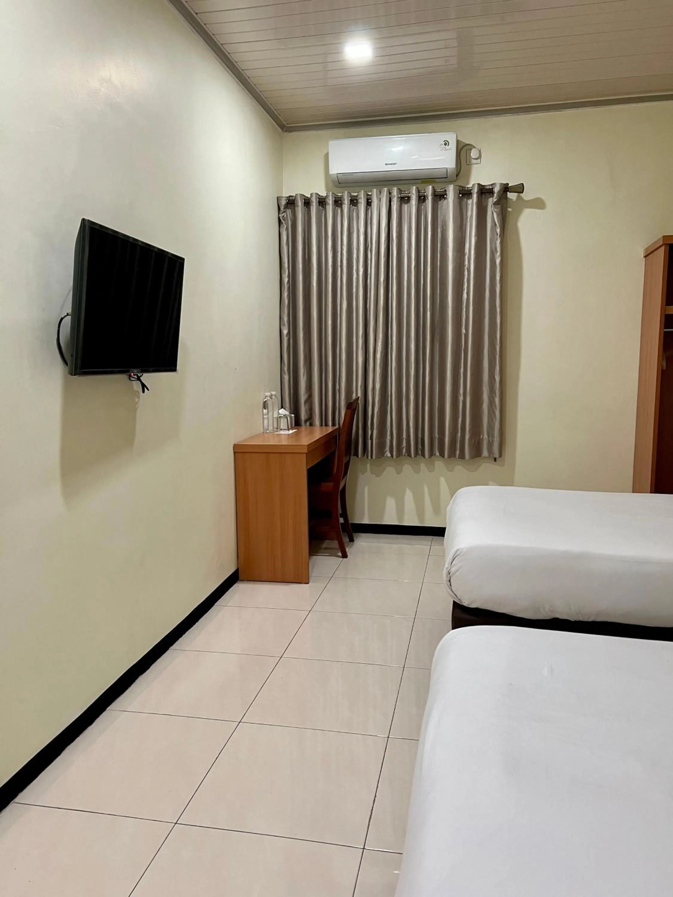TV and multimedia, Bed in Aurora Hotel Siliwangi