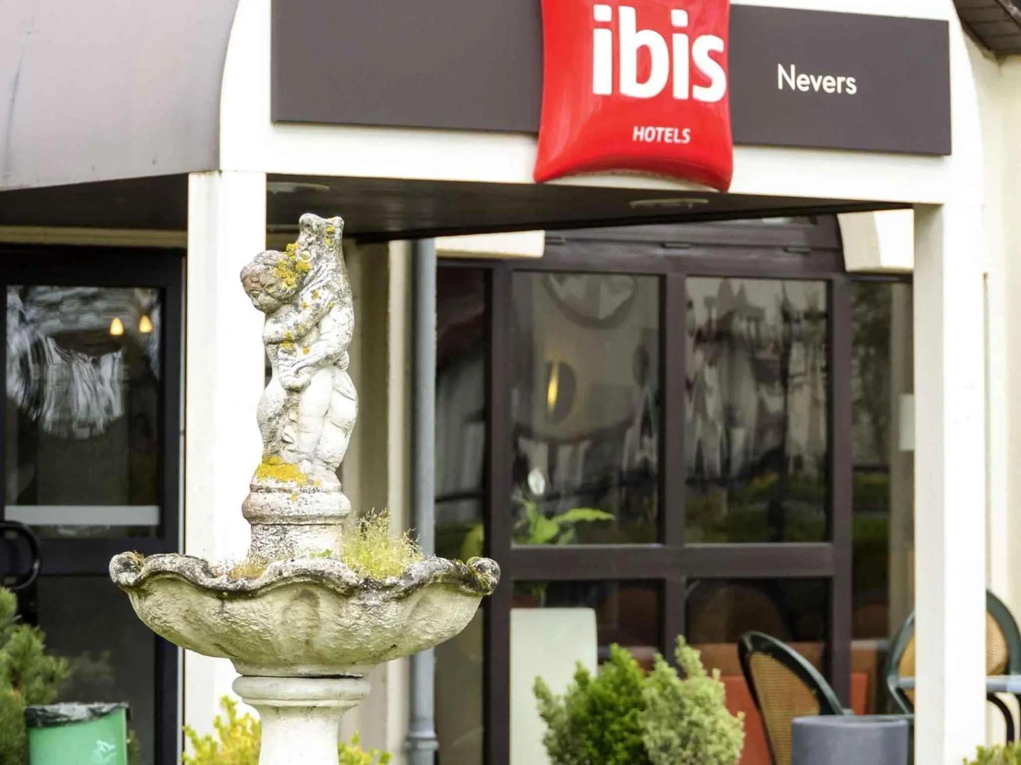 Property building in Hôtel Ibis Nevers