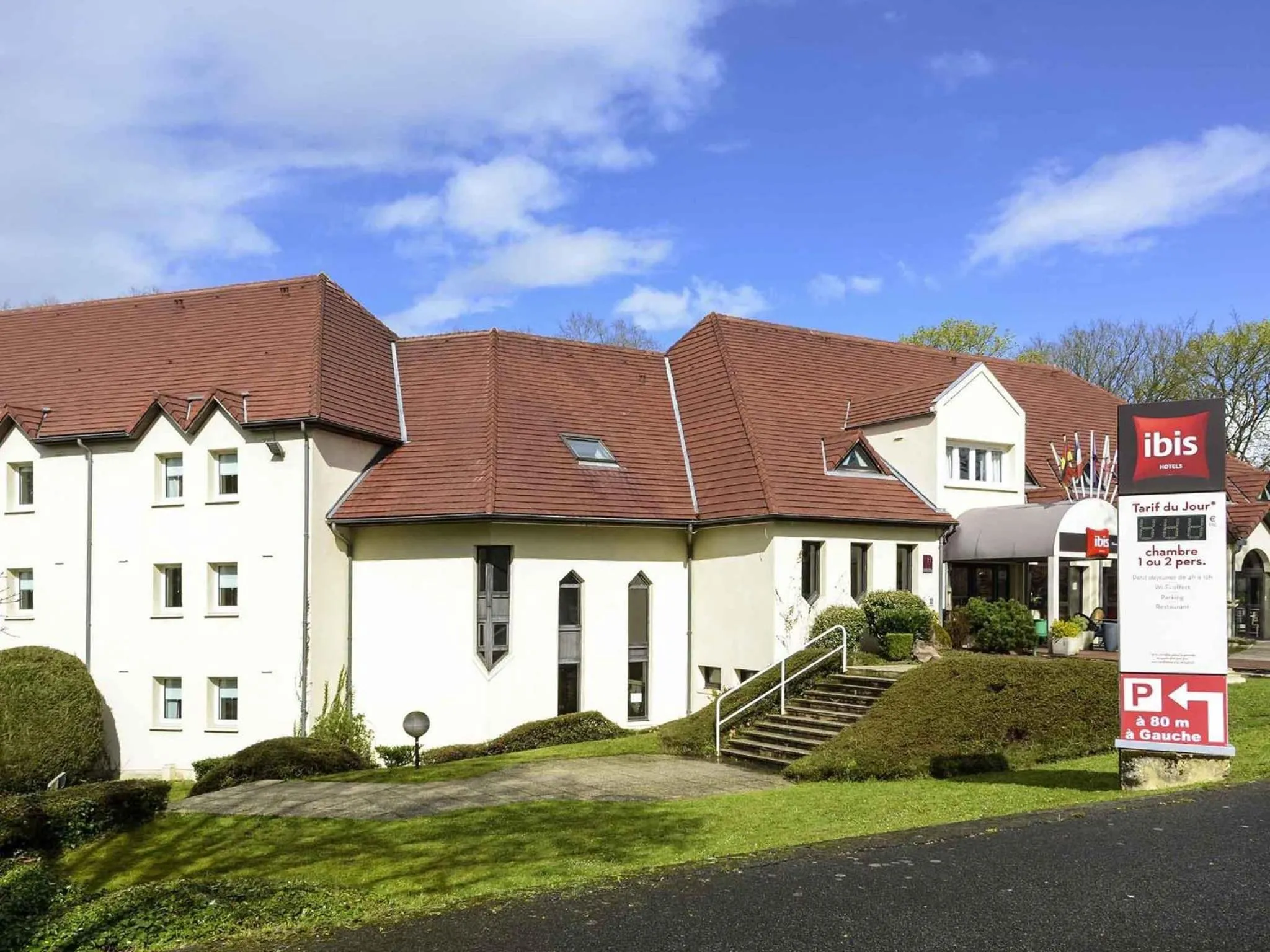 Property building in Hôtel Ibis Nevers