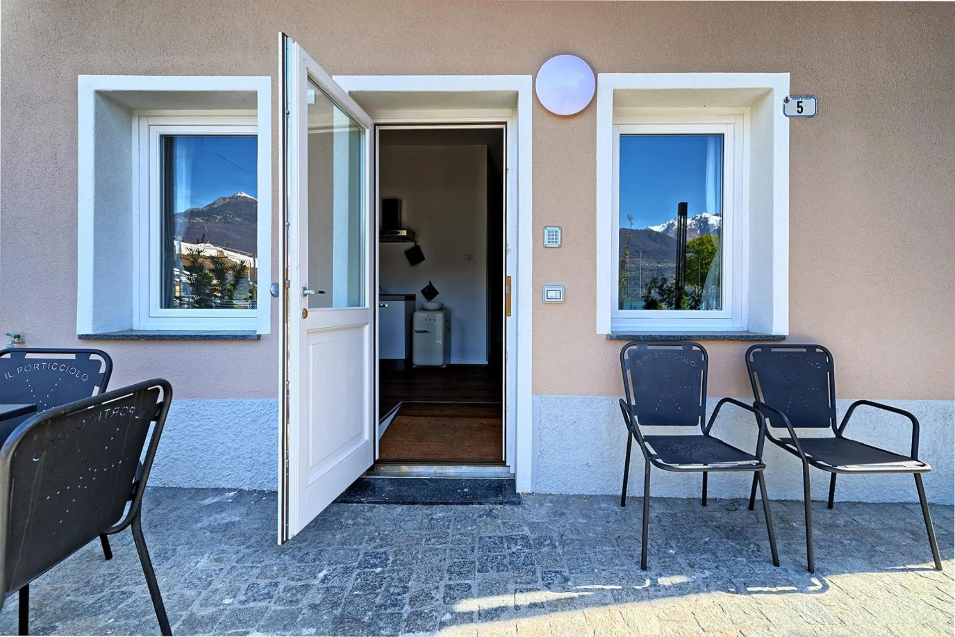 Facade/entrance in Marina Apartments