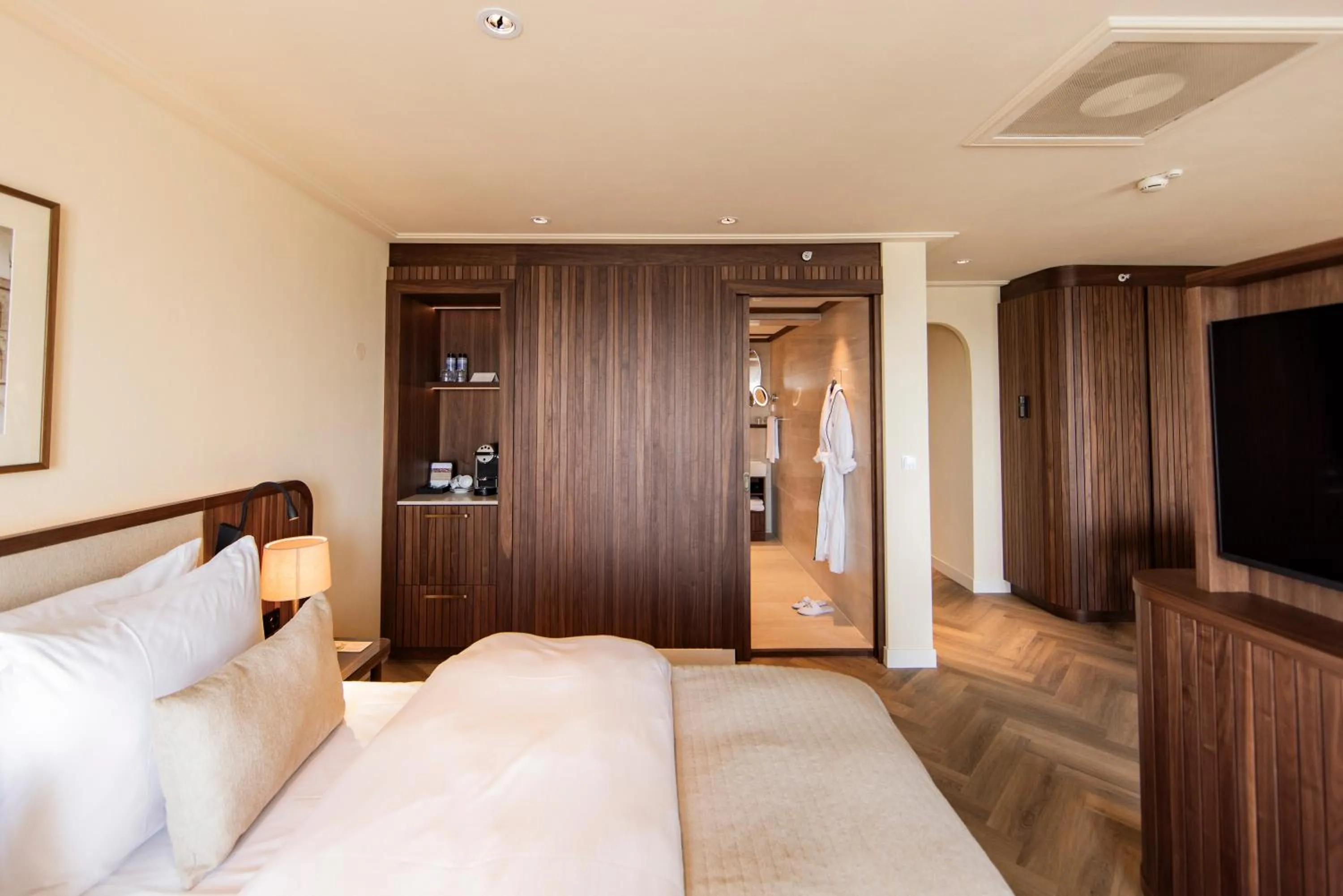 Bathroom, Bed in Grand Hotel Huis ter Duin