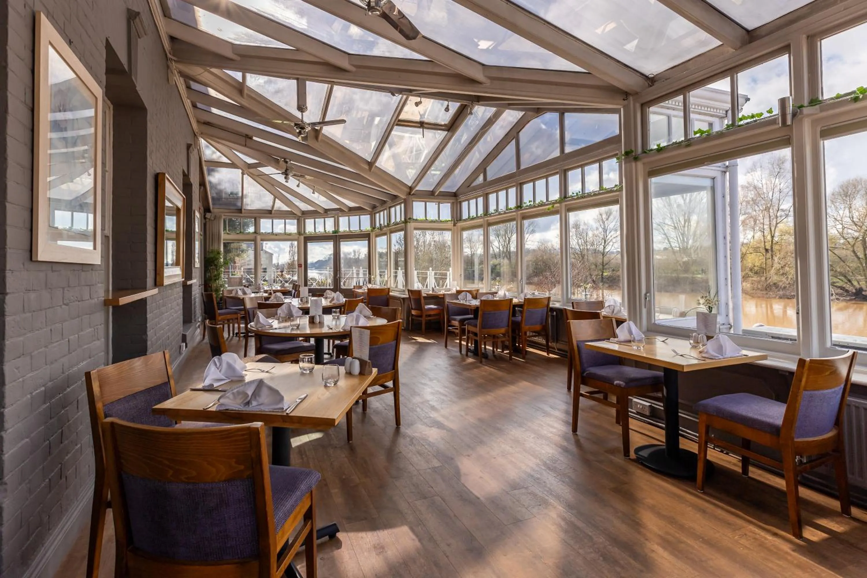 Restaurant/places to eat in Diglis House Hotel