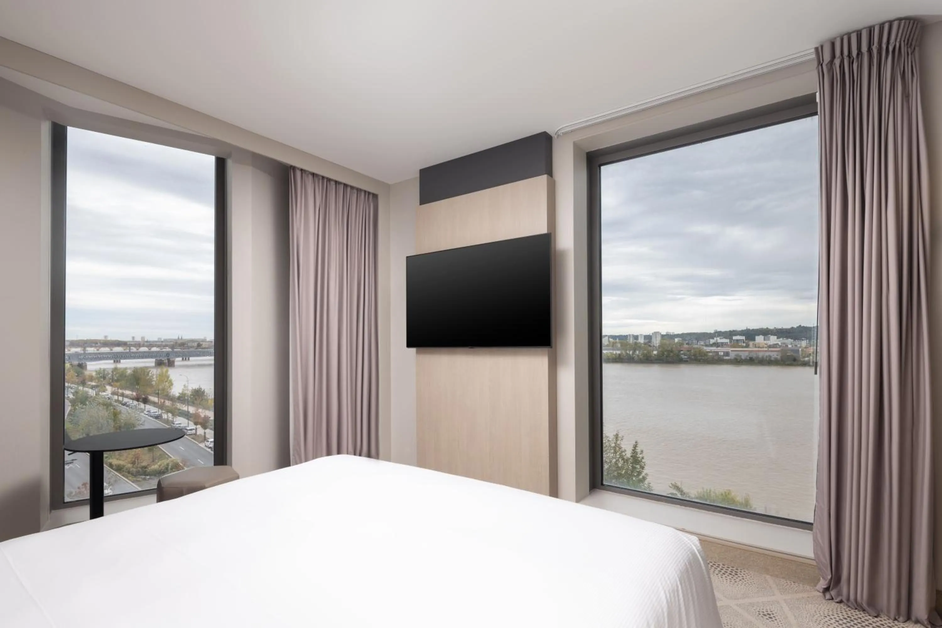 TV and multimedia, Bed in Hilton Garden Inn Bordeaux Centre