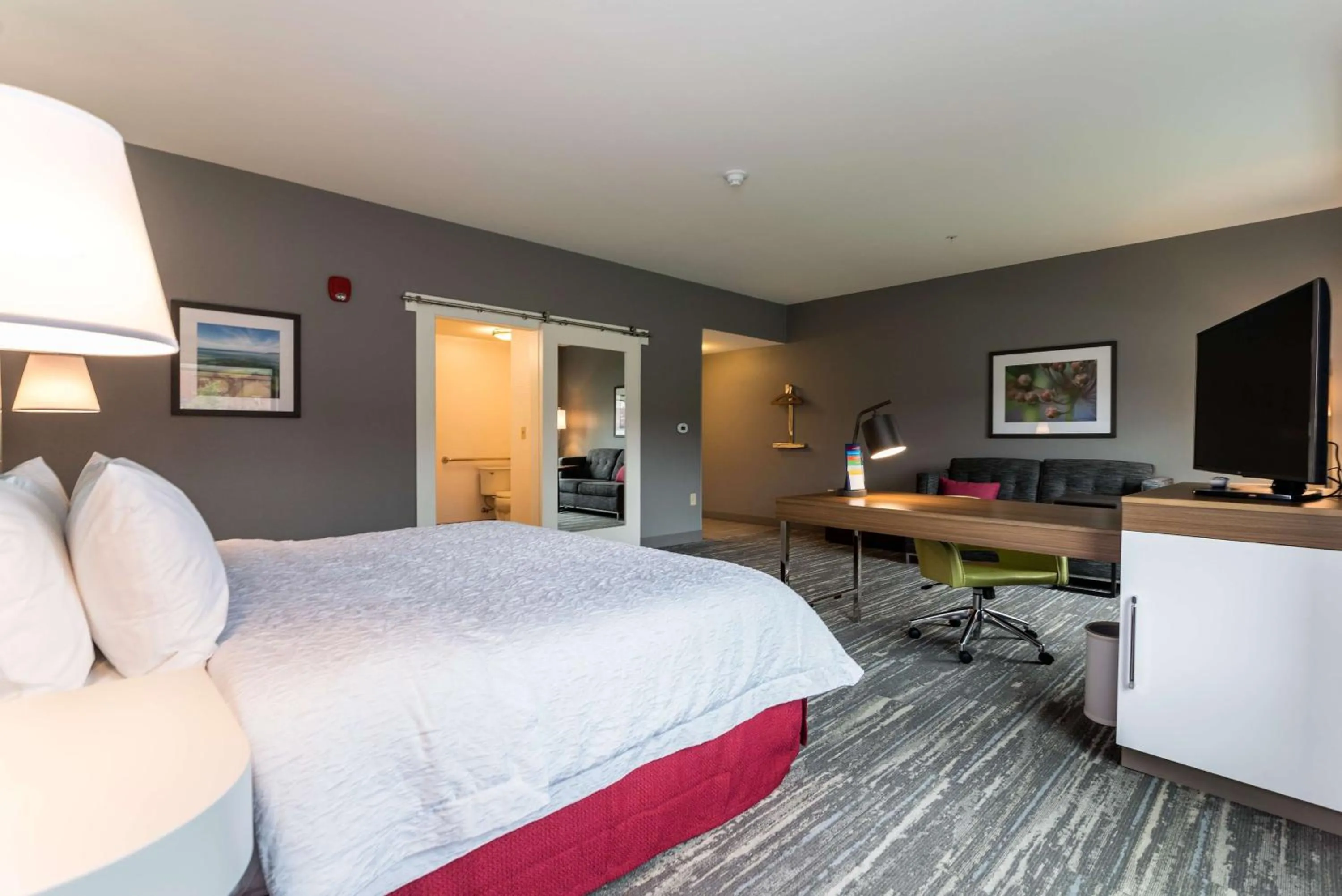 Bedroom, Bed in Hampton Inn & Suites - Allen Park