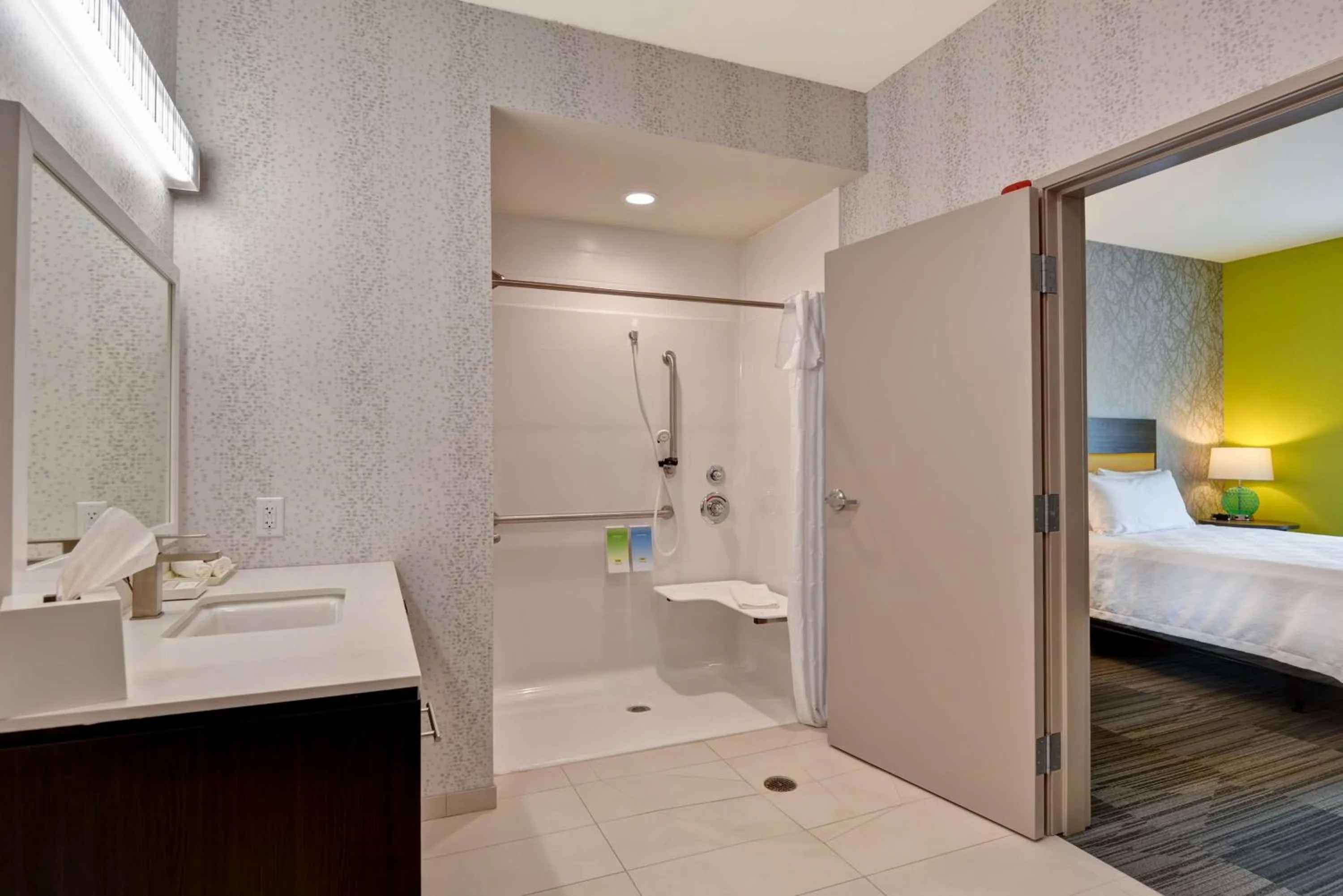 Bathroom, Bed in Home2 Suites By Hilton Hot Springs