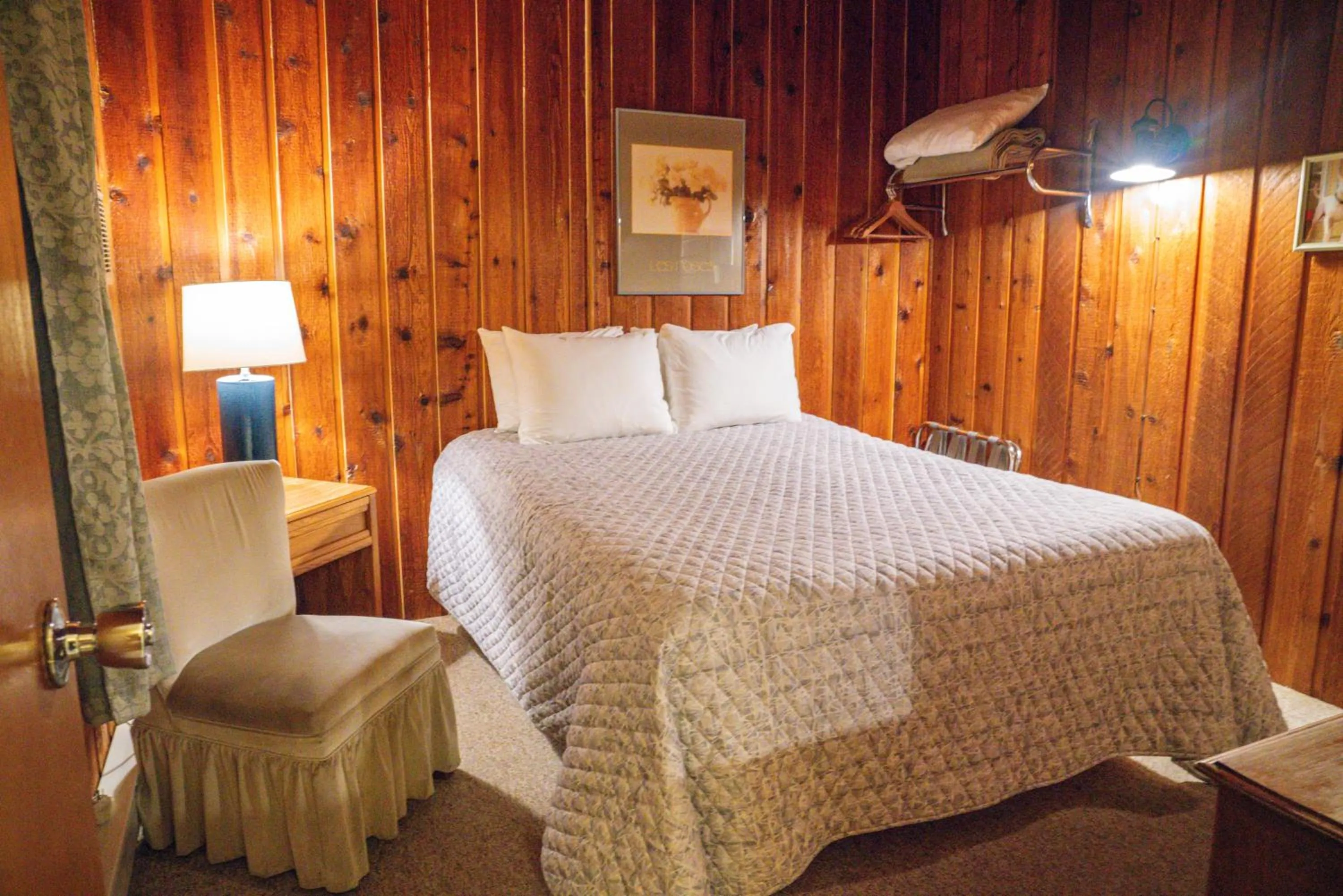 Bed in Gray Ghost Inn