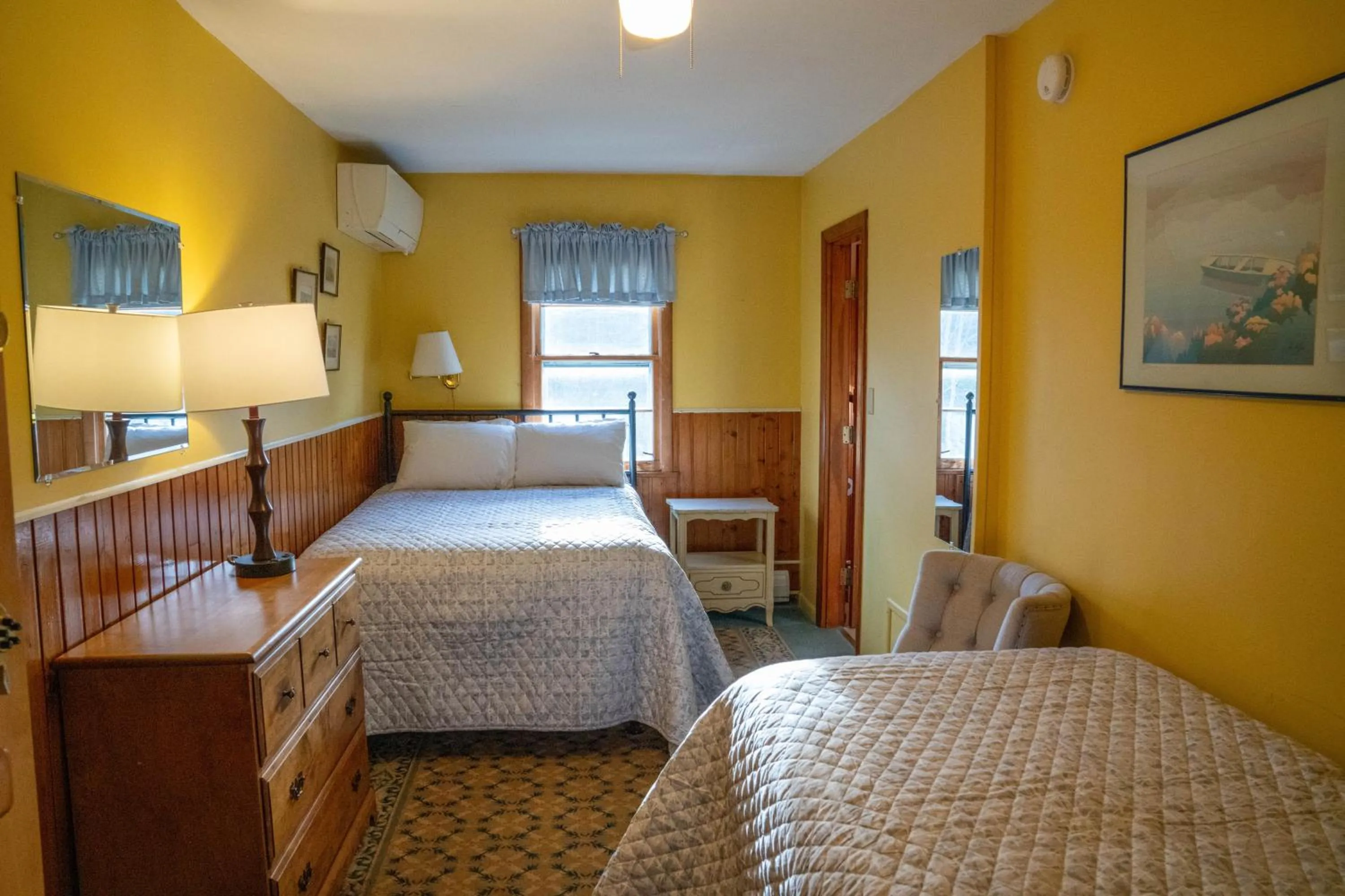 Bed in Gray Ghost Inn