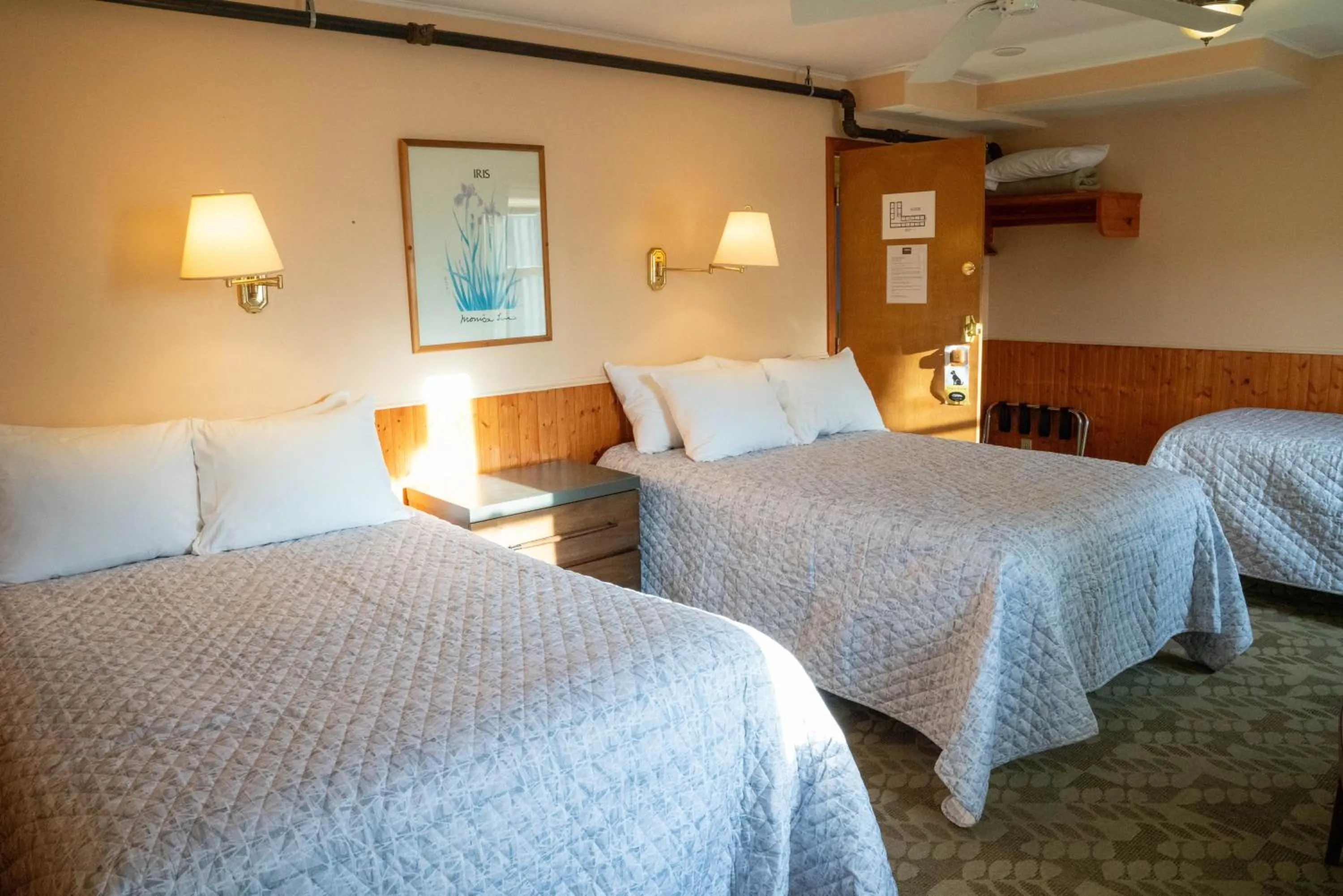 Bed in Gray Ghost Inn