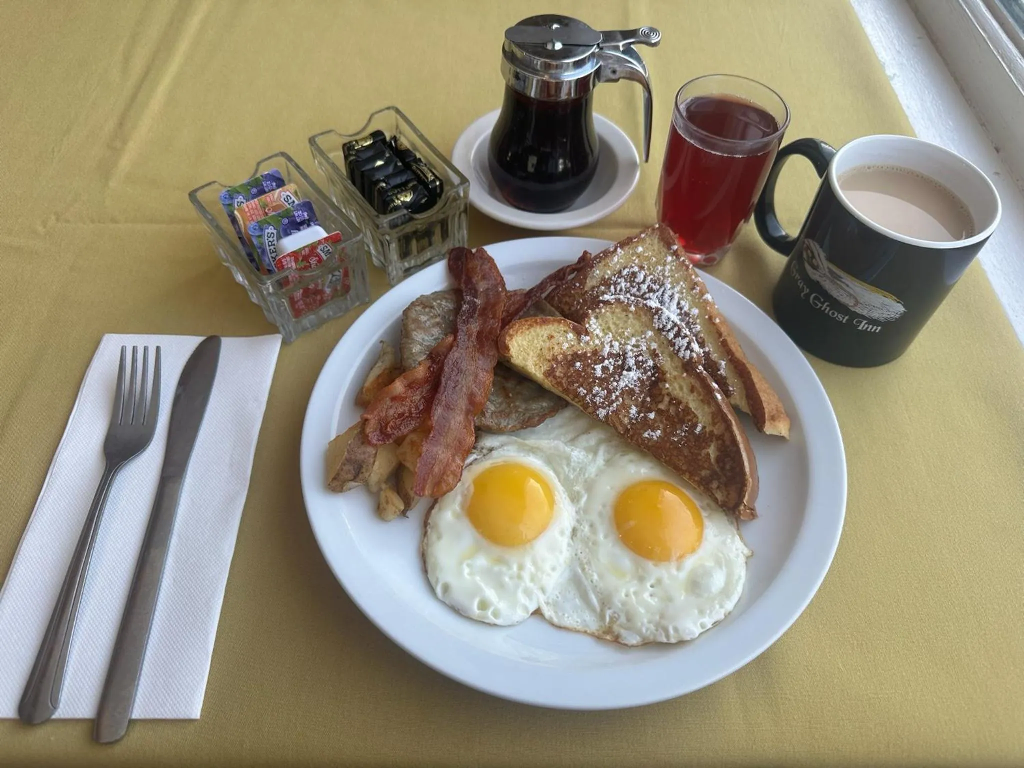 Breakfast in Gray Ghost Inn