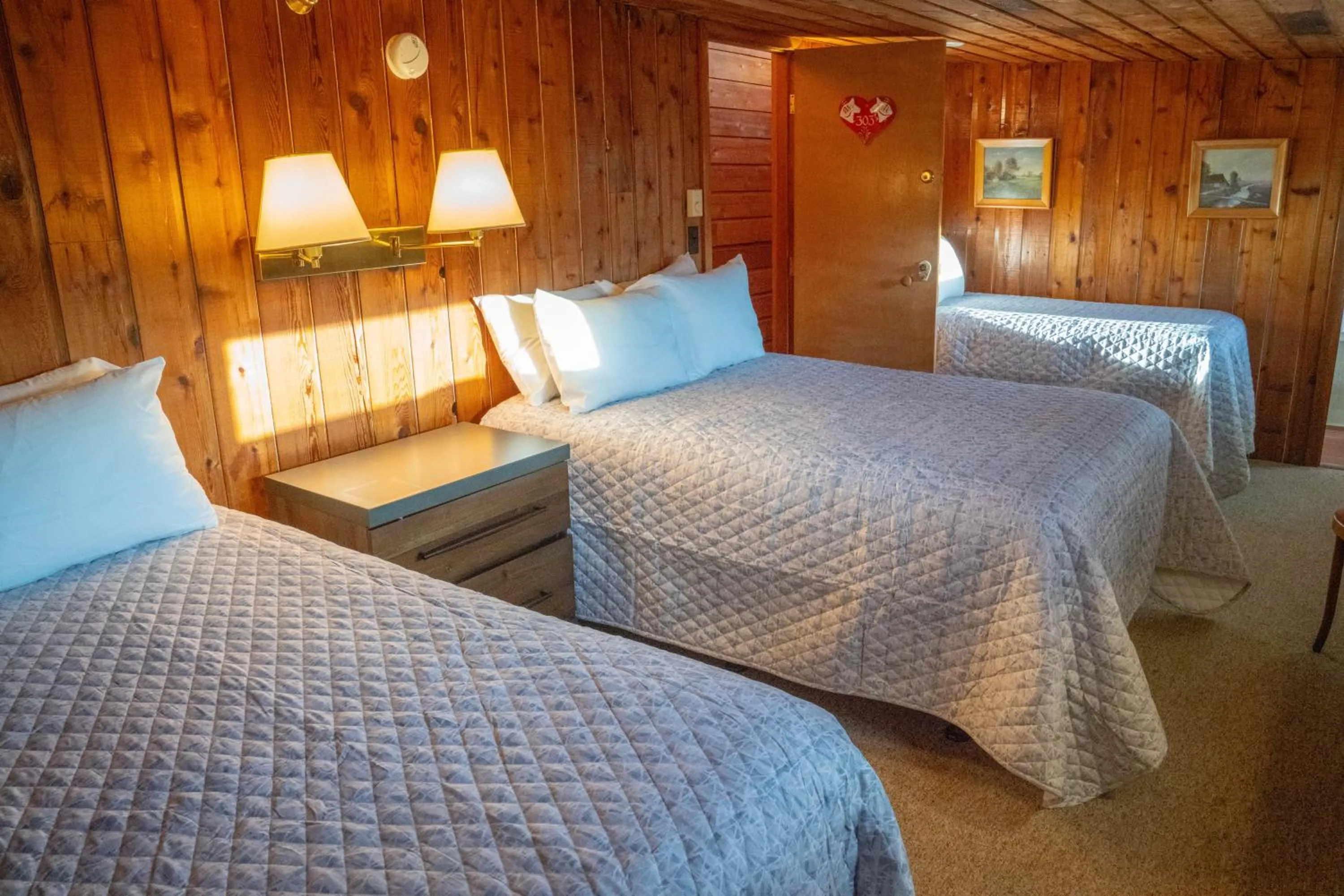 Bed in Gray Ghost Inn