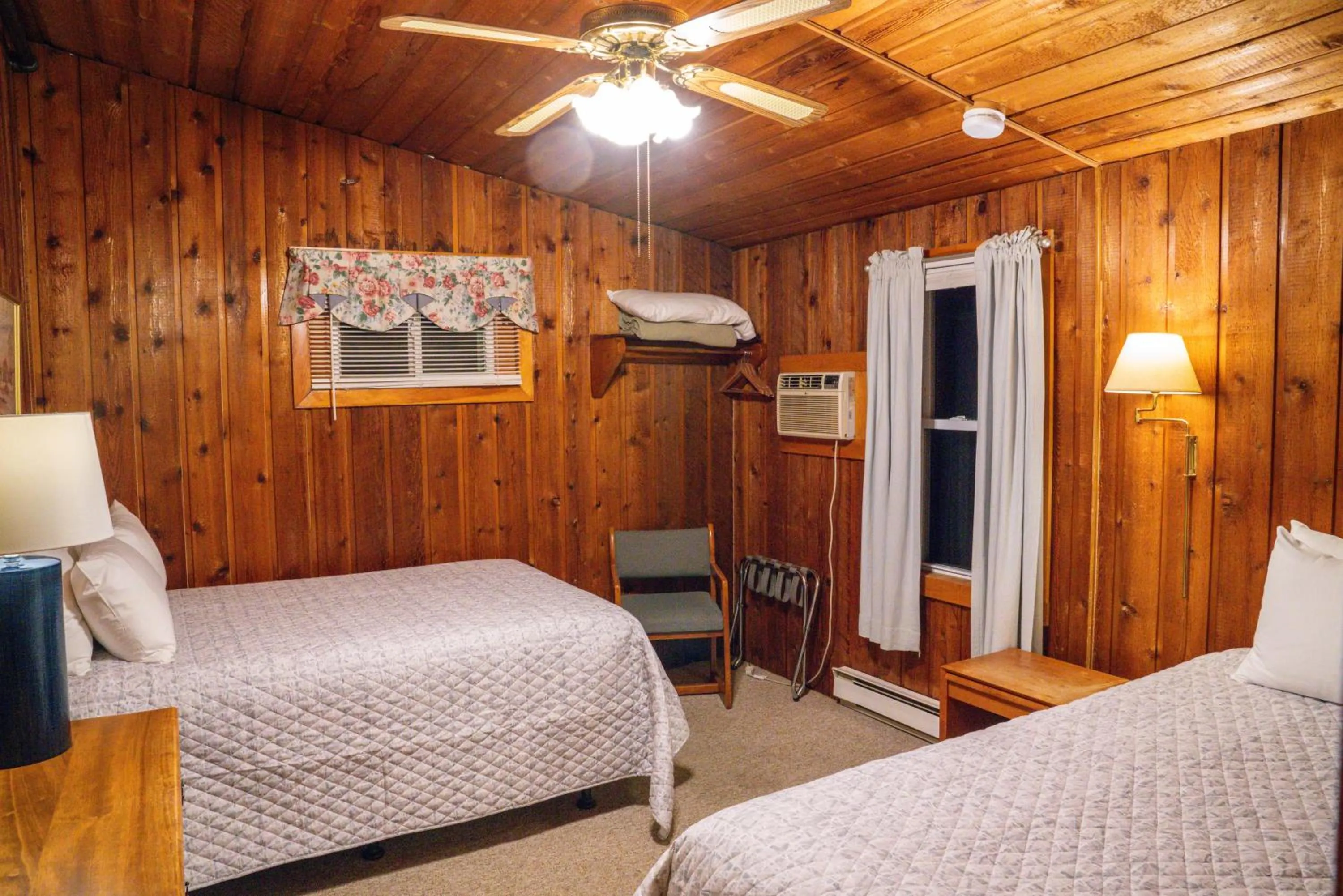 Bed in Gray Ghost Inn