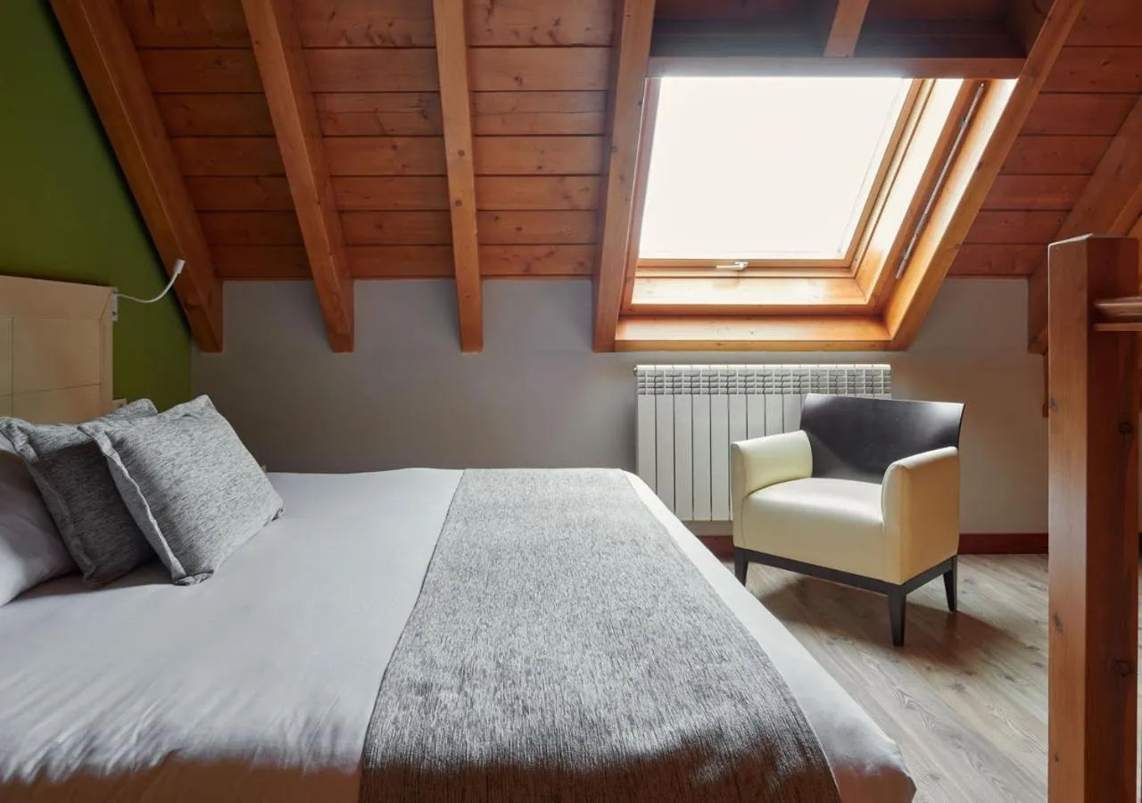 Bedroom, Bed in Apartahotel Tres Quiñones