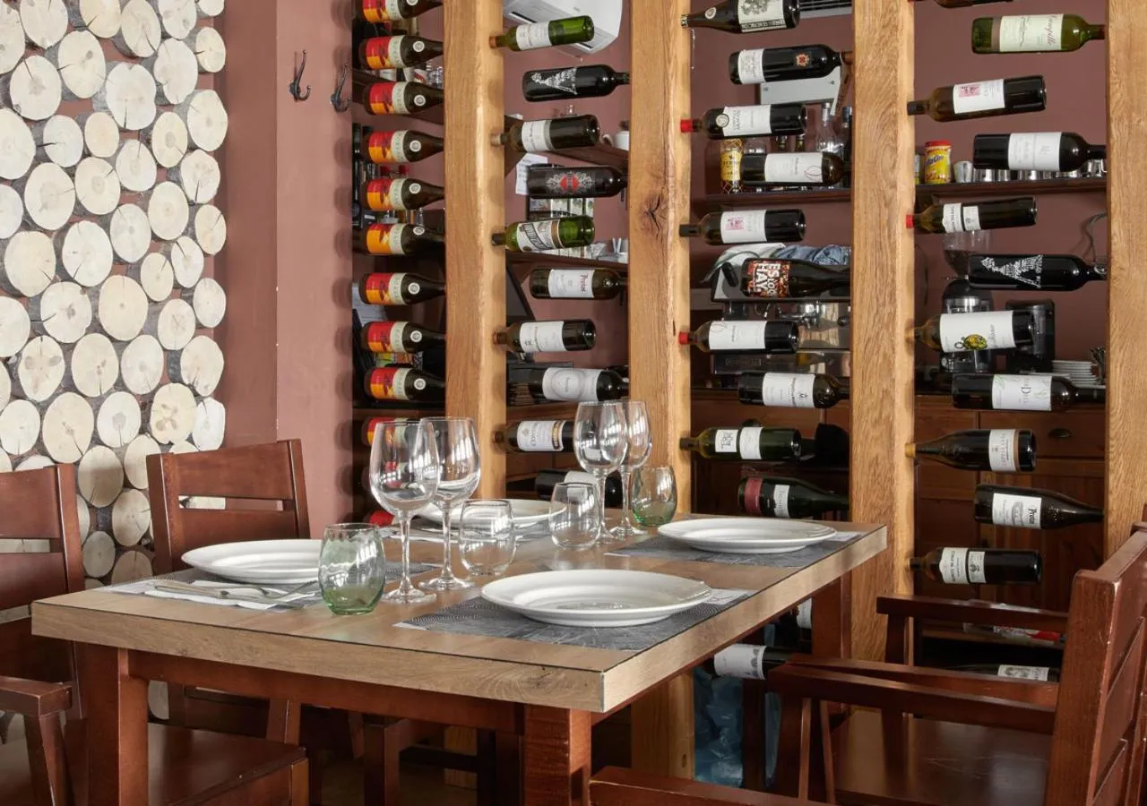 Restaurant/places to eat in Apartahotel Tres Quiñones