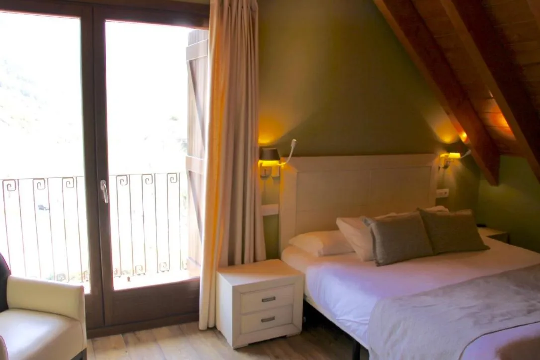 Bedroom, Bed in Apartahotel Tres Quiñones