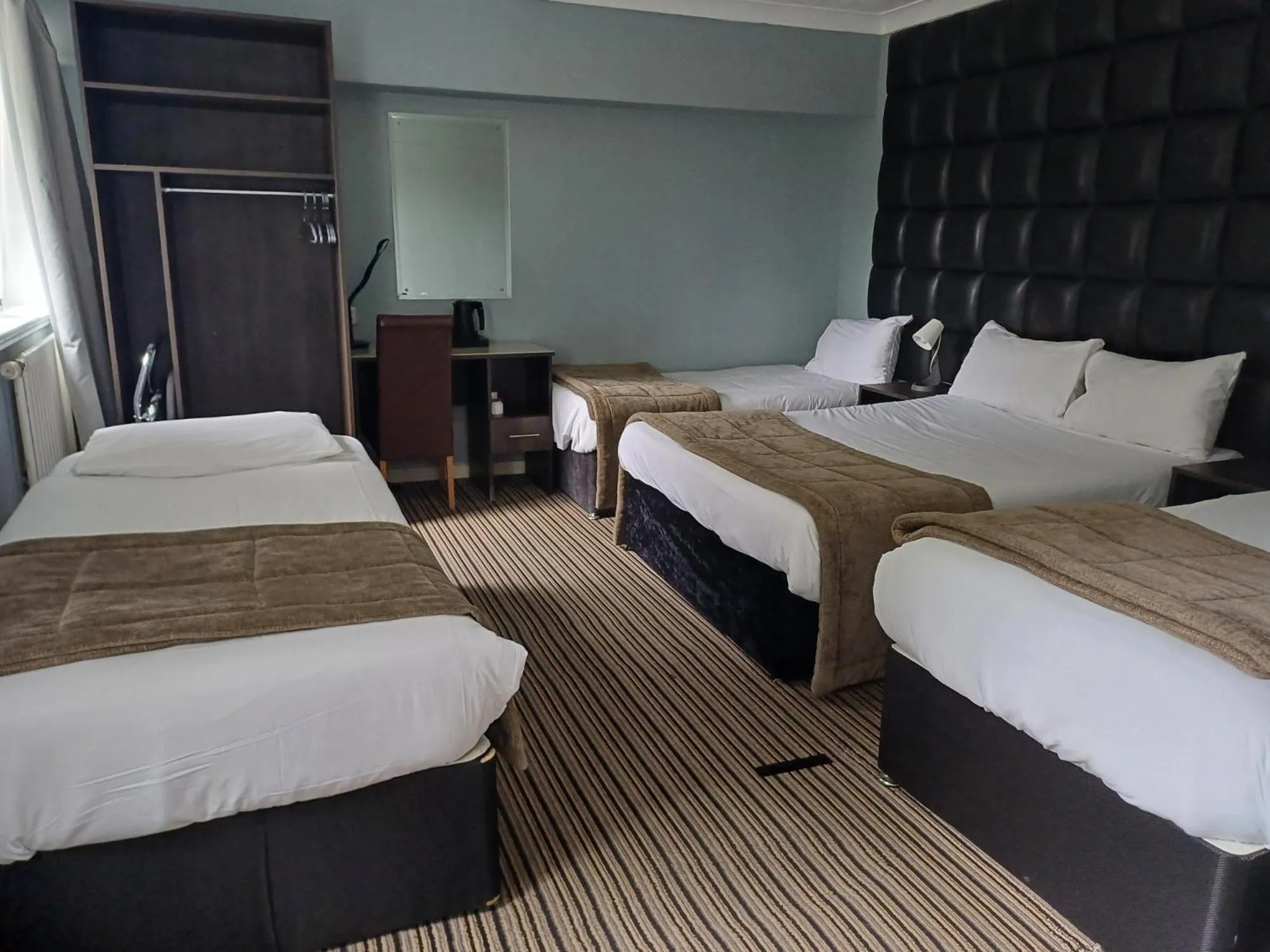 Bedroom, Bed in Kings Park Hotel