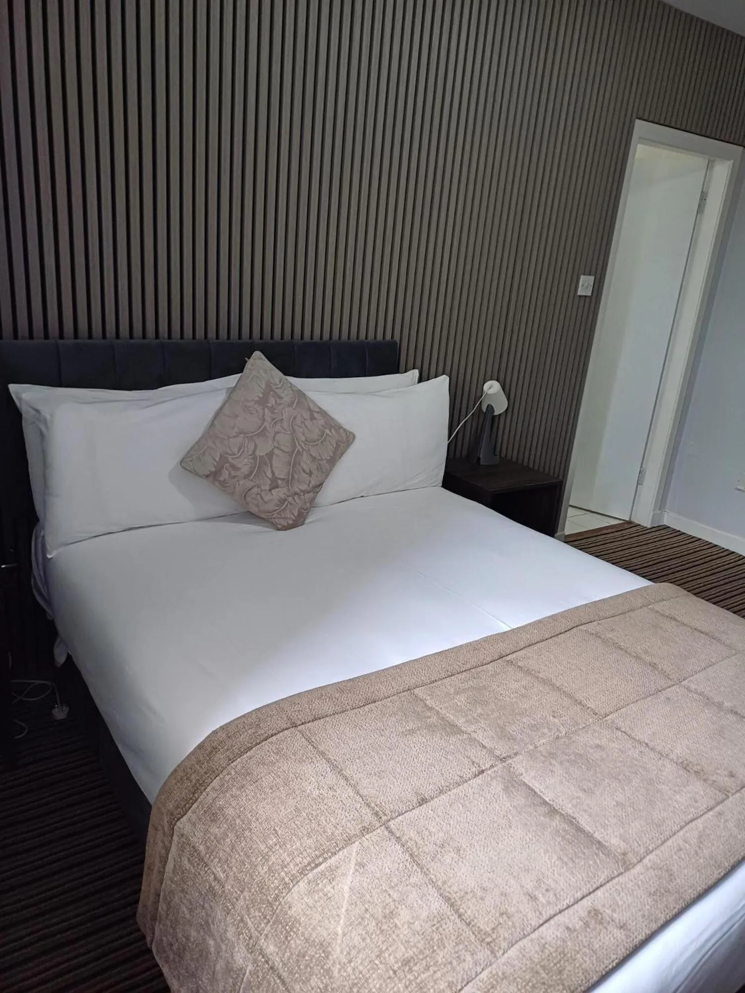 Bedroom, Bed in Kings Park Hotel