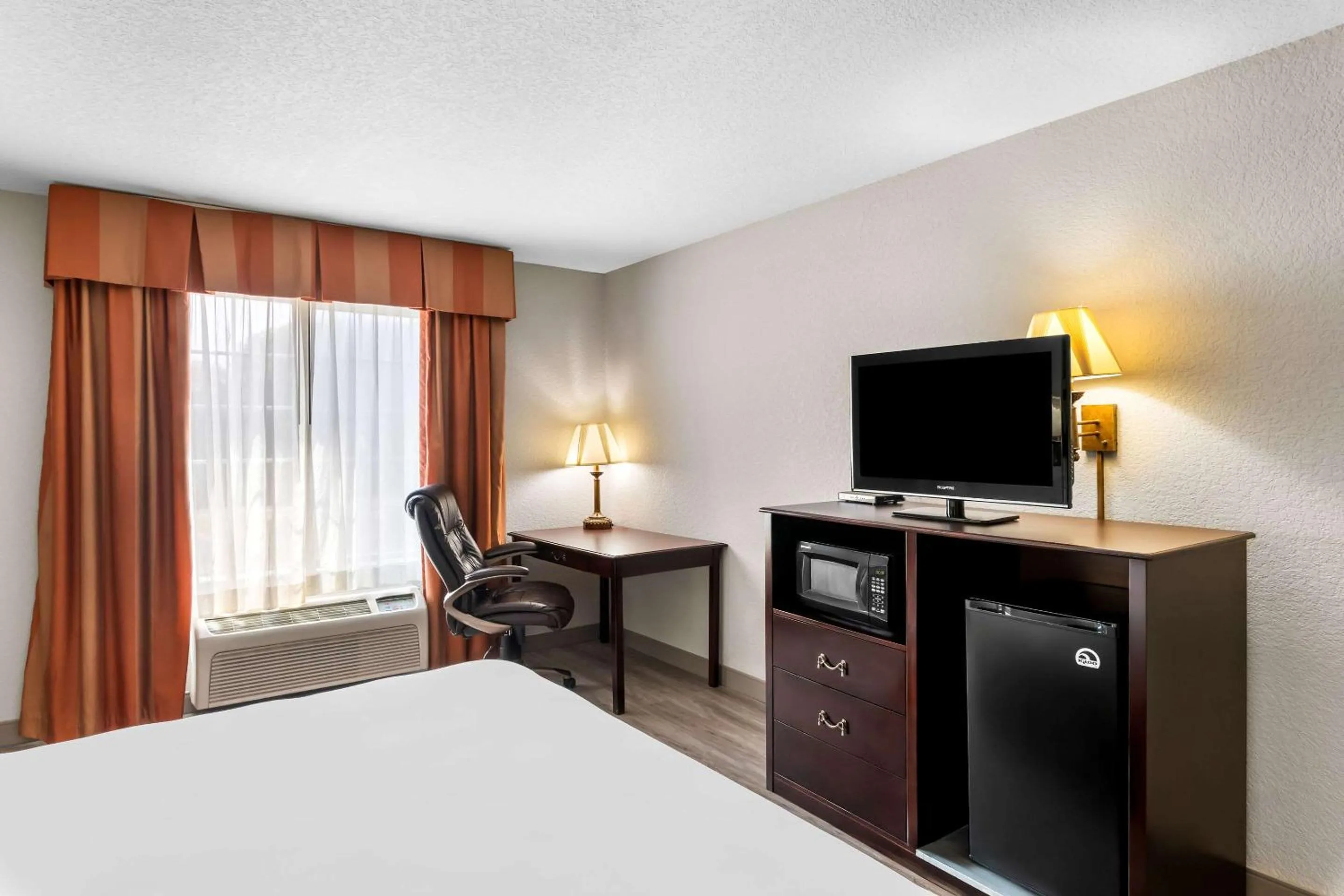 Bedroom, Bed in Country Inn & Suites by Radisson, Hot Springs, AR