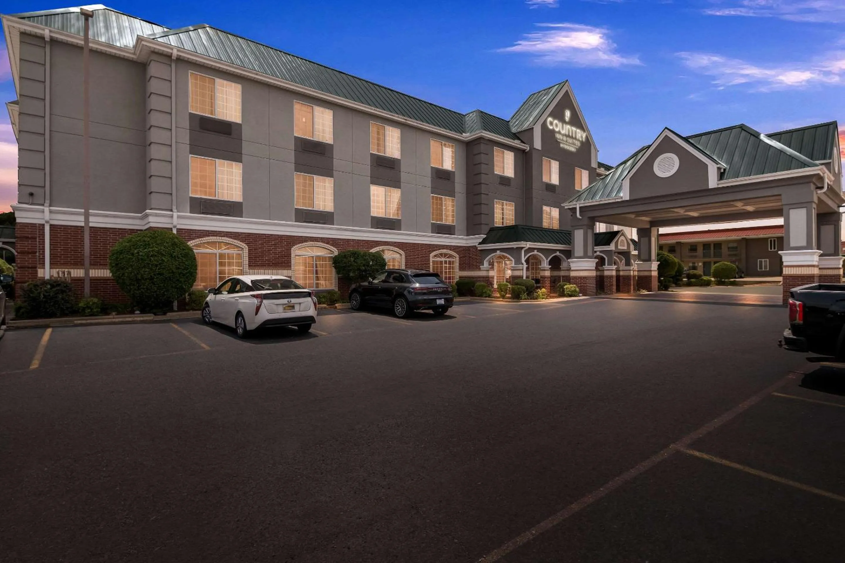 Property building in Country Inn & Suites by Radisson, Hot Springs, AR