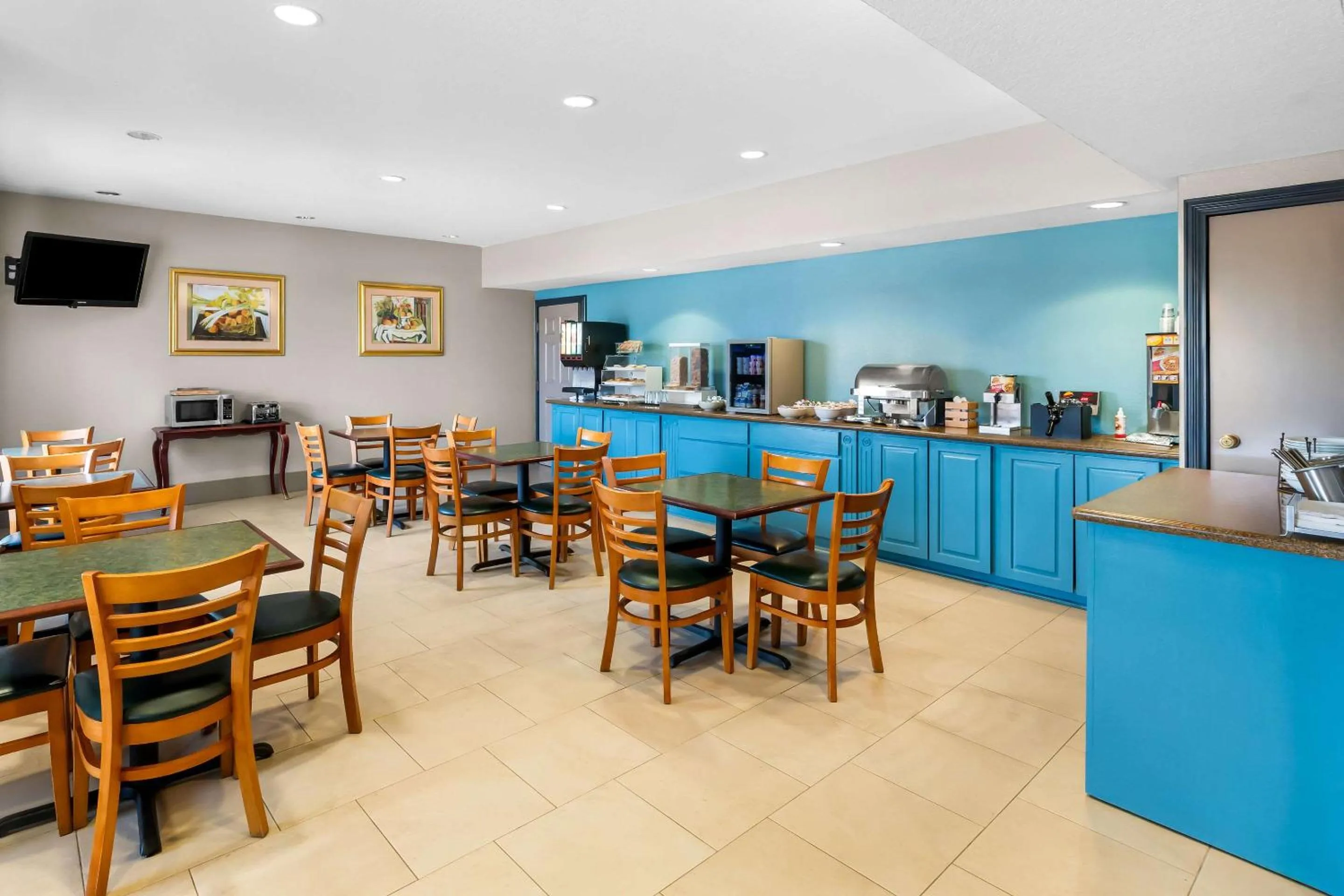 Breakfast in Country Inn & Suites by Radisson, Hot Springs, AR