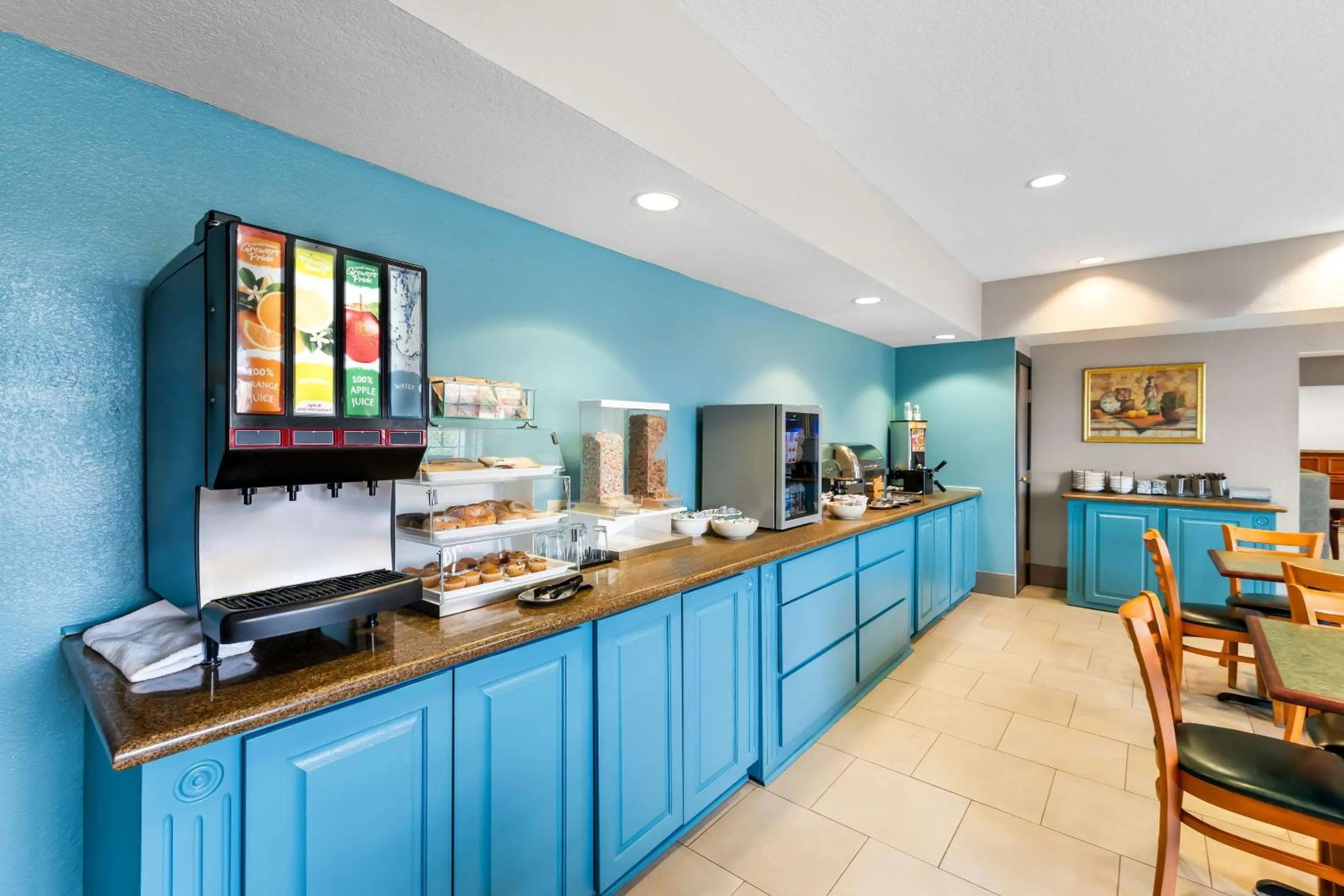 Breakfast in Country Inn & Suites by Radisson, Hot Springs, AR