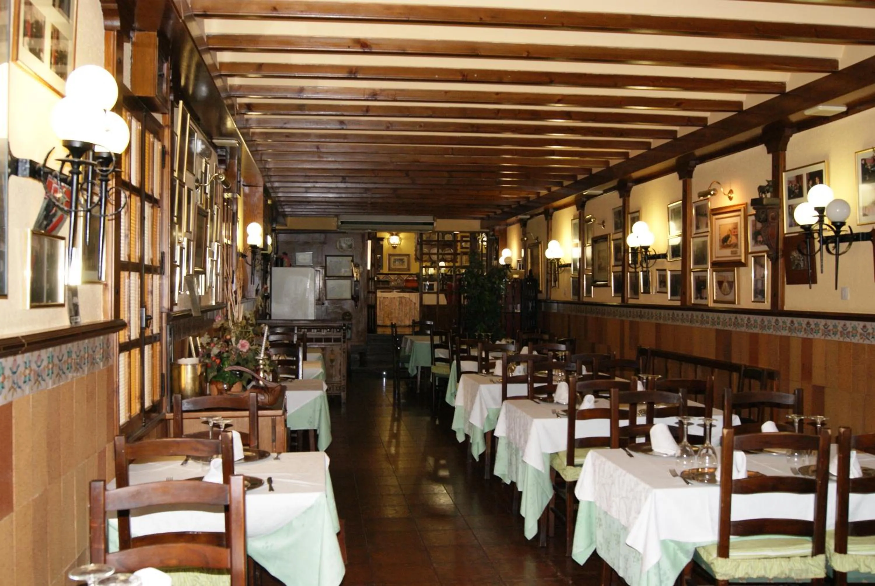 Restaurant/places to eat in Hotel Reina Victoria